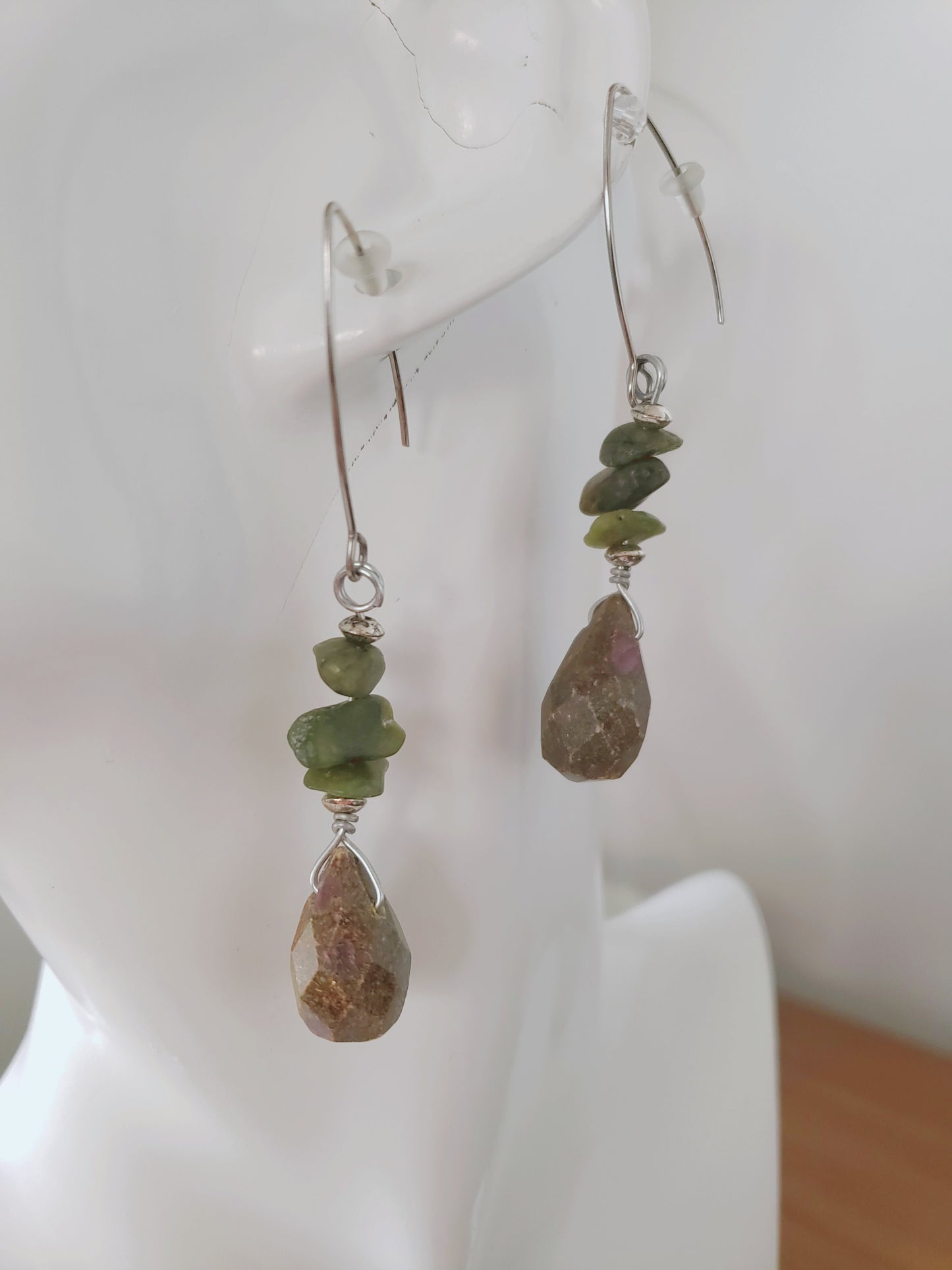 Hermoso y llamativo collar largo , se ajusta al largor que guste en conjunto con Aretes piedras en Ruby - K.Beloved LLC