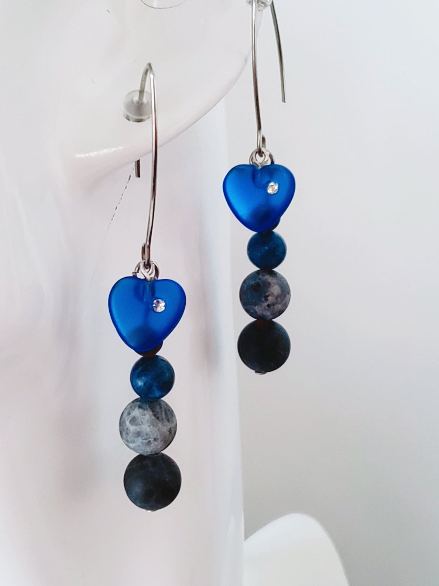 Increible Collar Largo con Piedra Sodalita Azul y un enlace de Latido de Corazón , collar adjustable al largor que prefiera , combinado con unos Hermosos Pendientes en Piedra Sodalita Azul - K.Beloved LLC