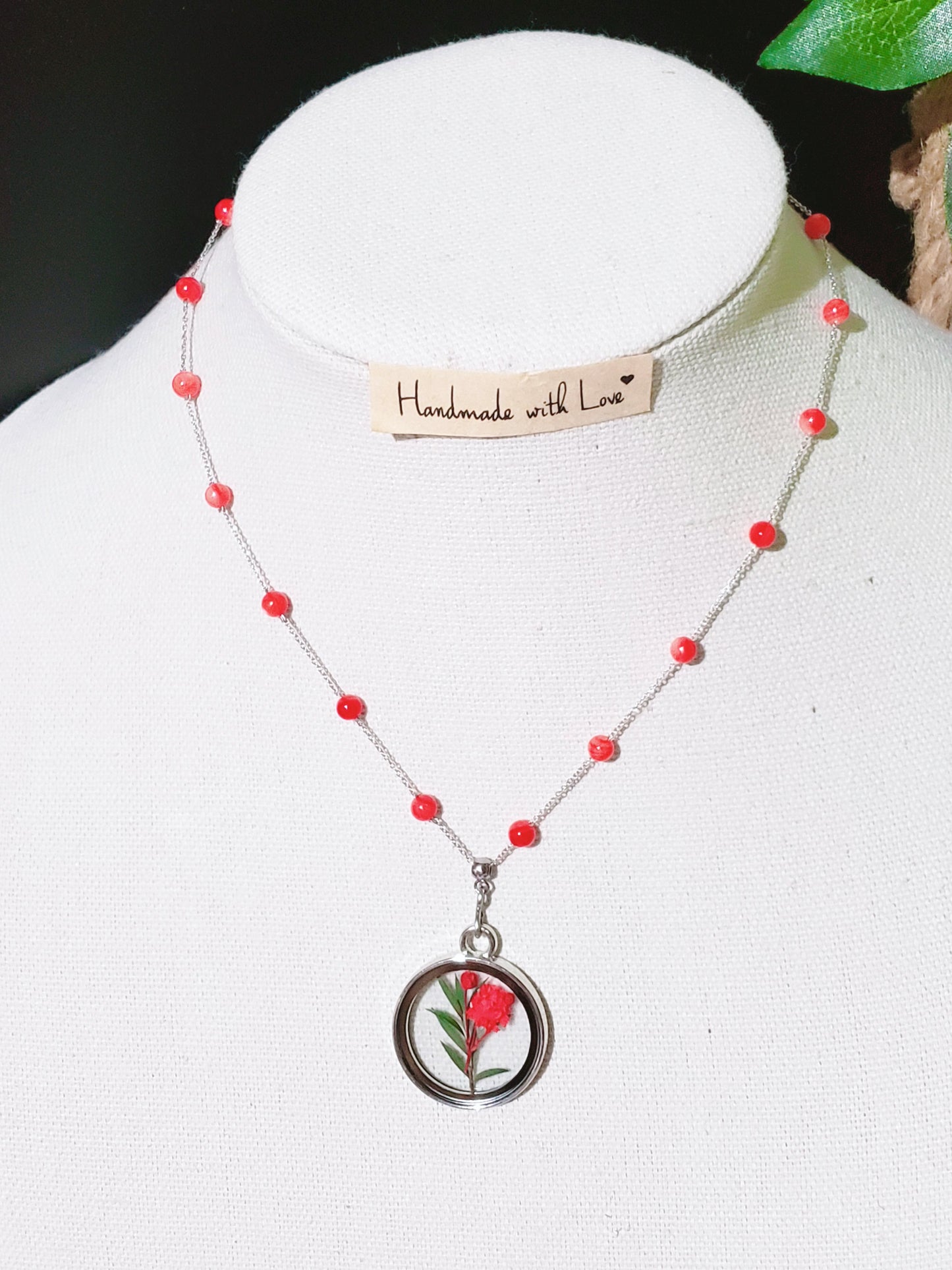 Collar de Plata 925. Con hermosa cuentas de concha de nácar con un medallón de cristal de flores rojas secas reales, es la manera perfecta de agregar un toque llamativo a su estilo. - K.Beloved LLC