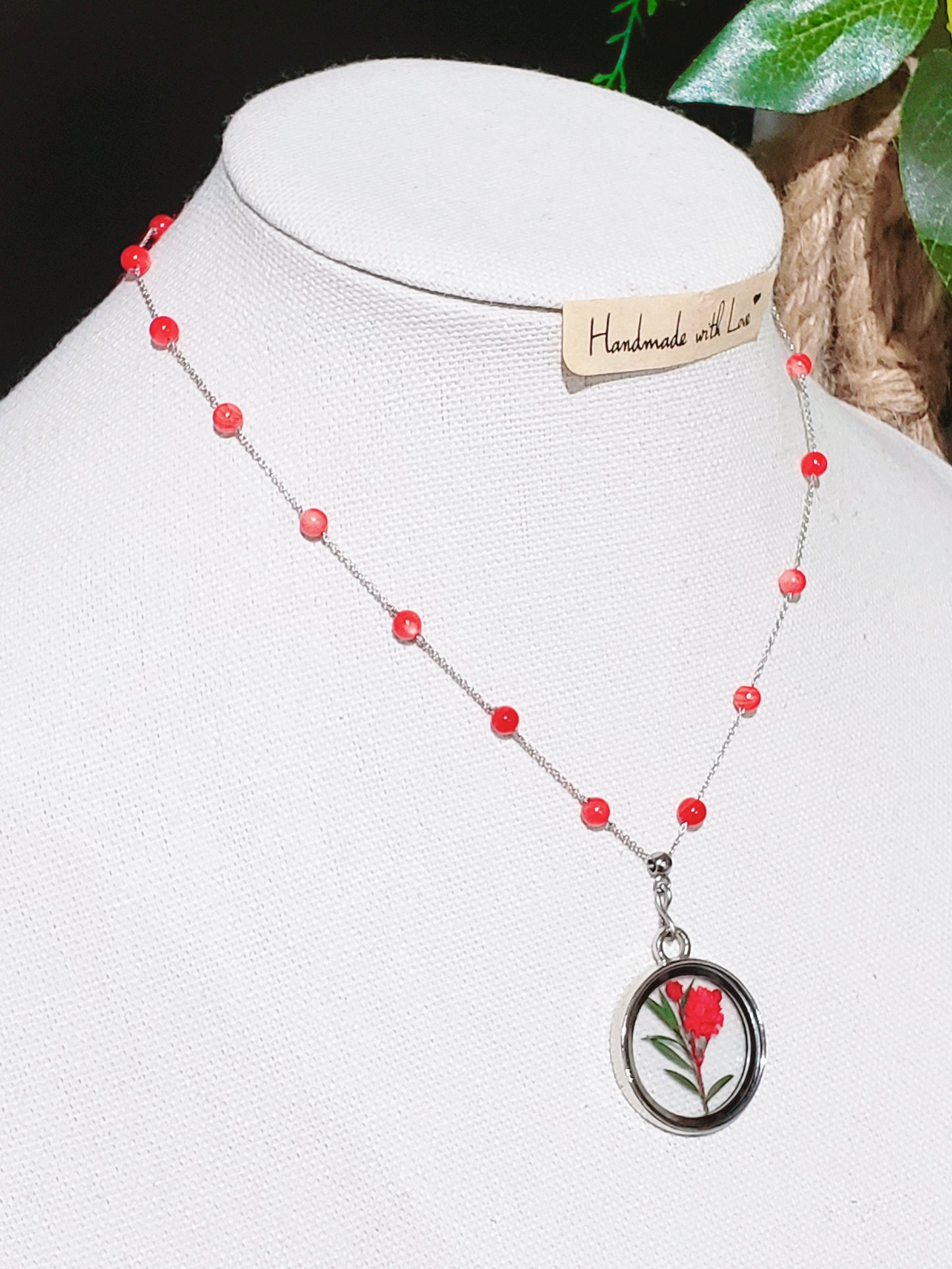 Collar de Plata 925. Con hermosa cuentas de concha de nácar con un medallón de cristal de flores rojas secas reales, es la manera perfecta de agregar un toque llamativo a su estilo. - K.Beloved LLC