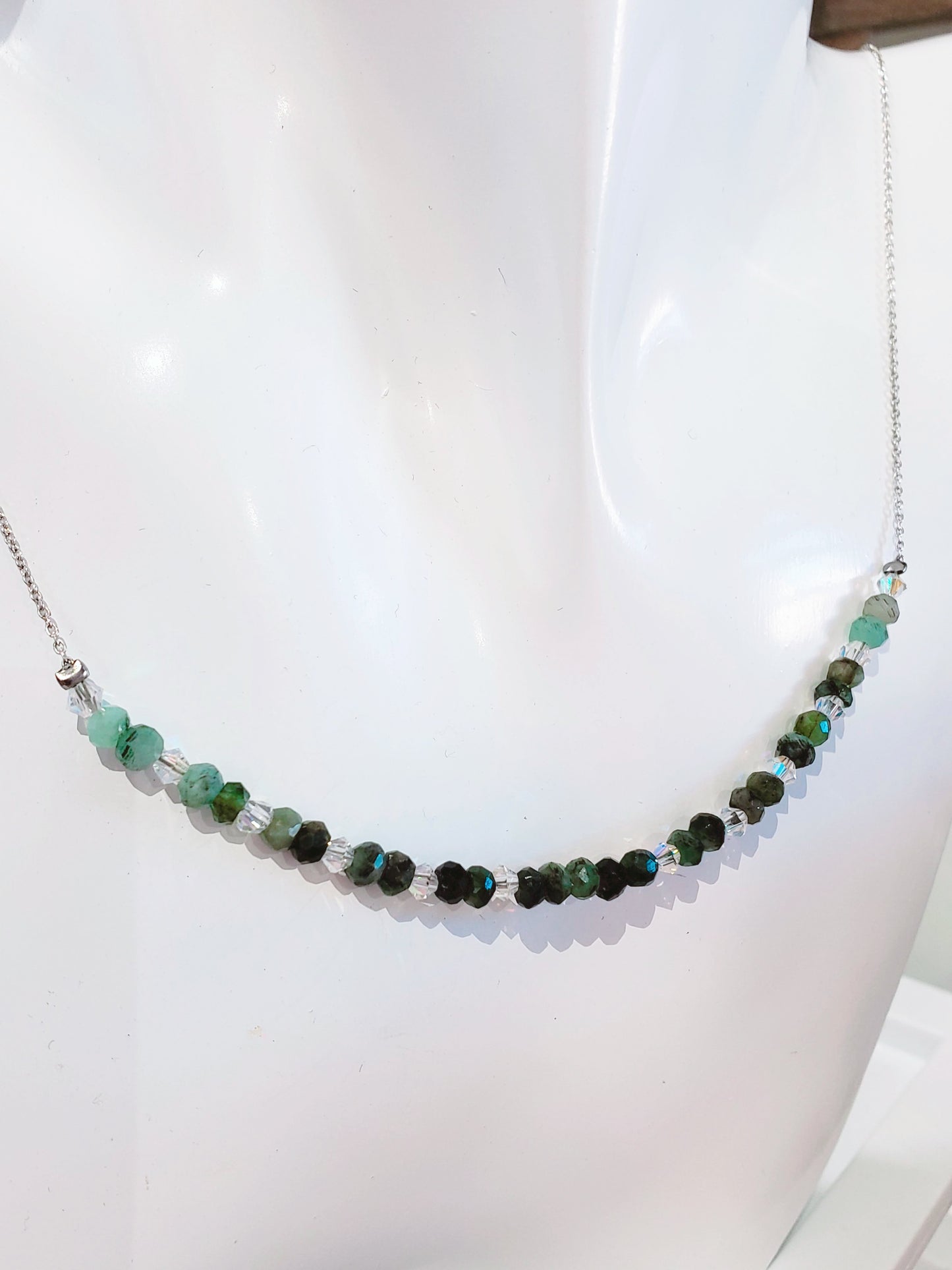 Delicada Cadena con Esmeralda y Cristal - K.Beloved LLC