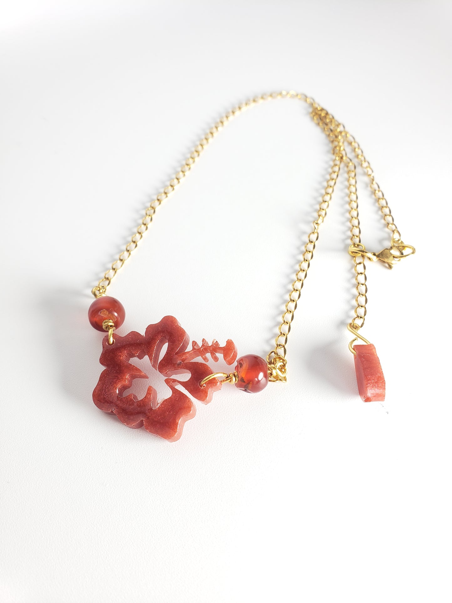Collar en Acero Inoxidable en dorado con Flor Maga en Resina en color Rojo Oscuro - K.Beloved LLC