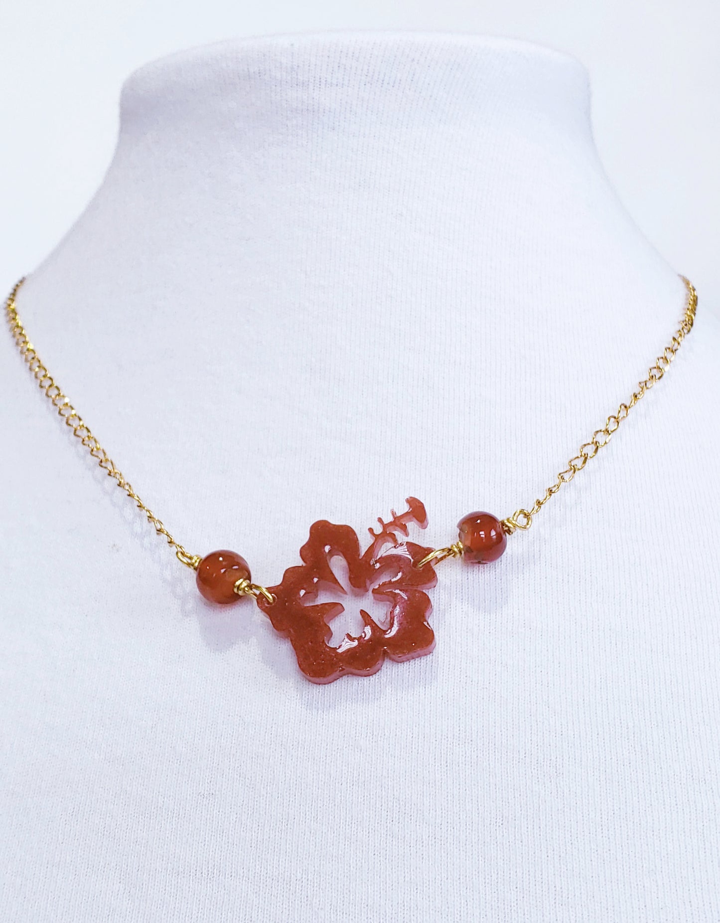 Collar en Acero Inoxidable en dorado con Flor Maga en Resina en color Rojo Oscuro - K.Beloved LLC