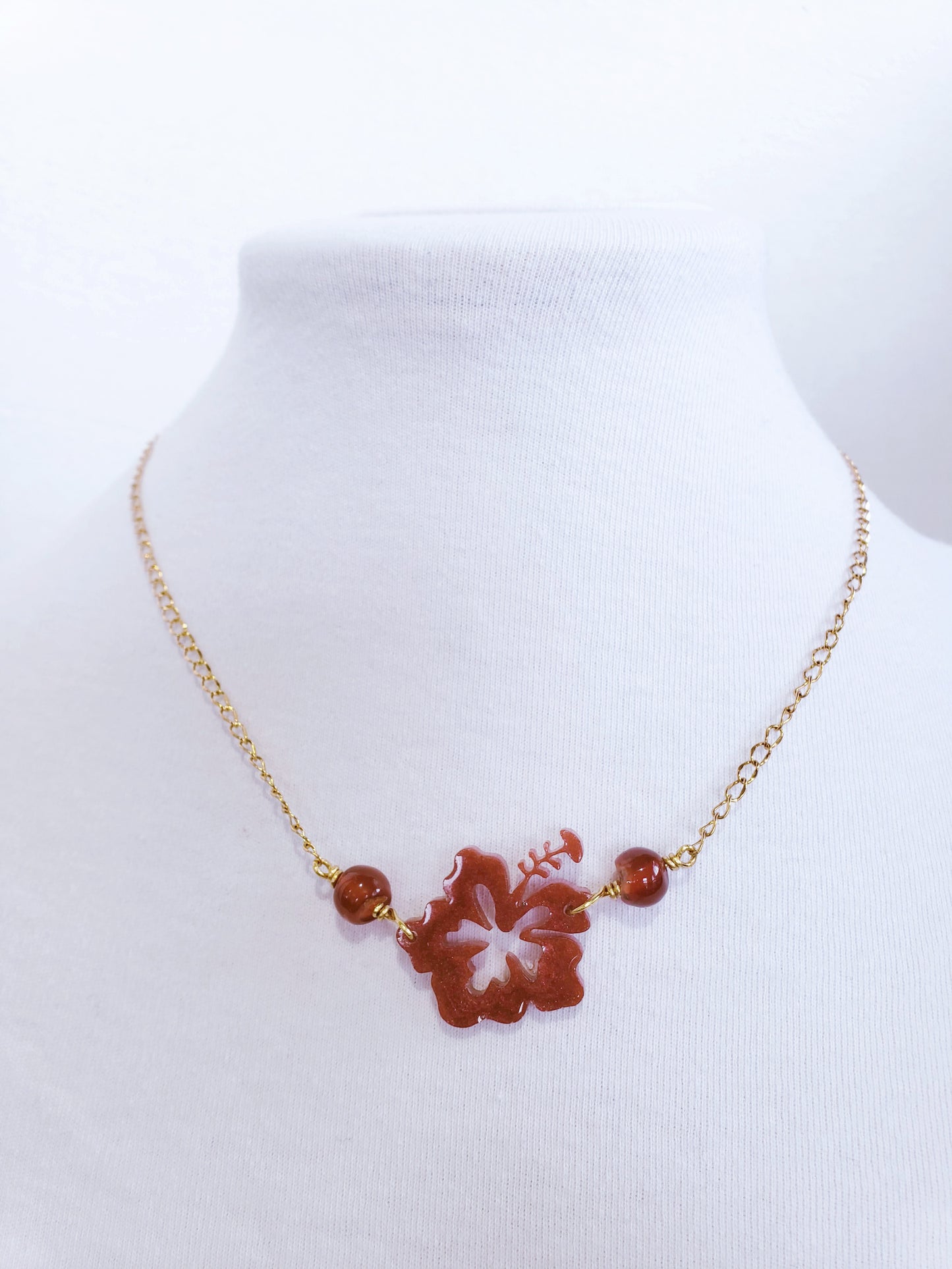Collar en Acero Inoxidable en dorado con Flor Maga en Resina en color Rojo Oscuro - K.Beloved LLC