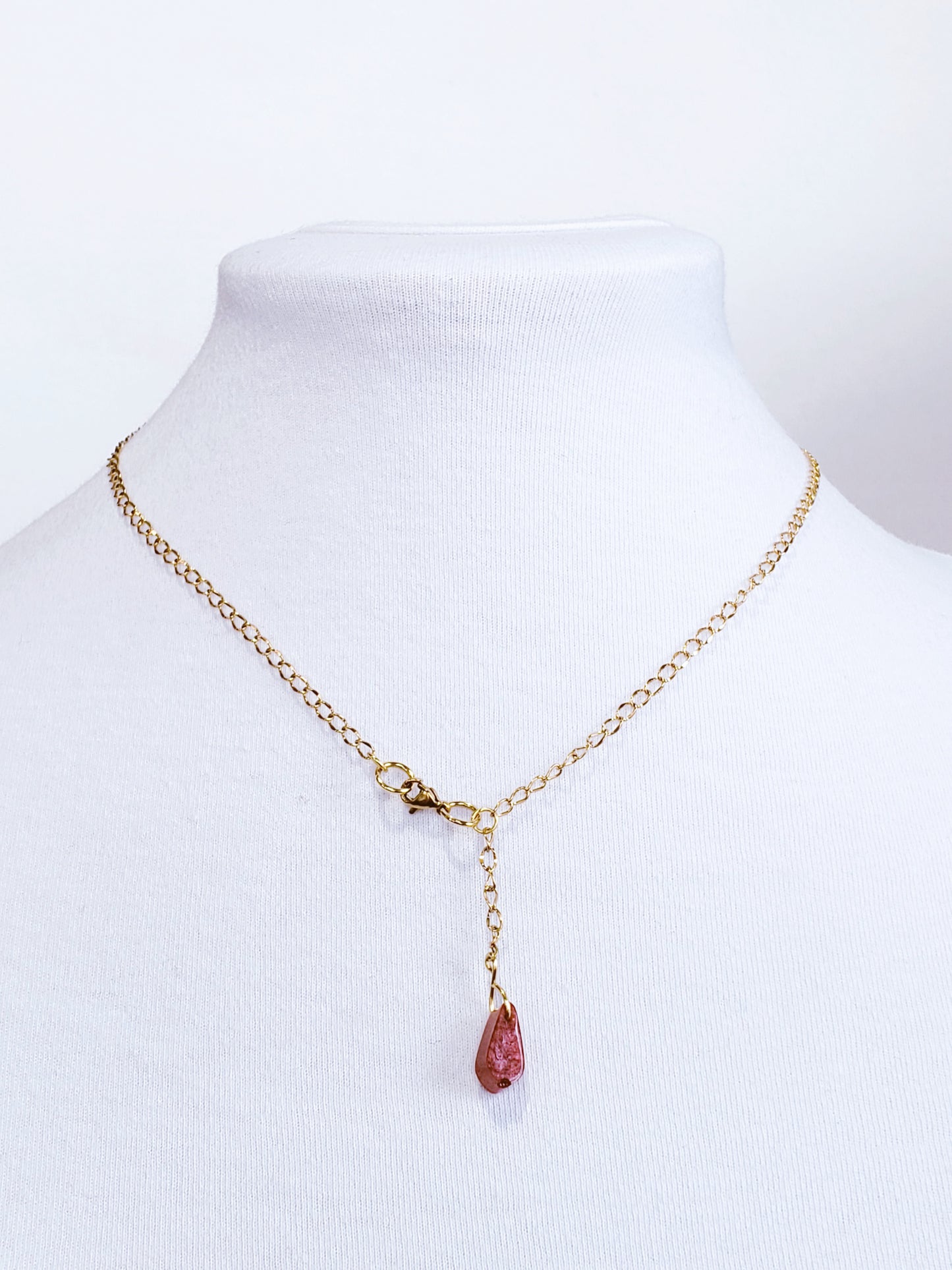 Collar en Acero Inoxidable en dorado con Flor Maga en Resina en color Rojo Oscuro - K.Beloved LLC