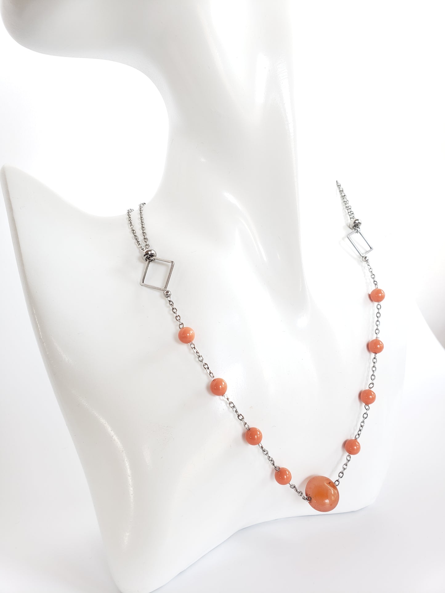 Collar de Acero Inoxidable con Perlas de Cristal Genuinas que ofrecen un Estilo Sutil y Delicado - K.Beloved LLC