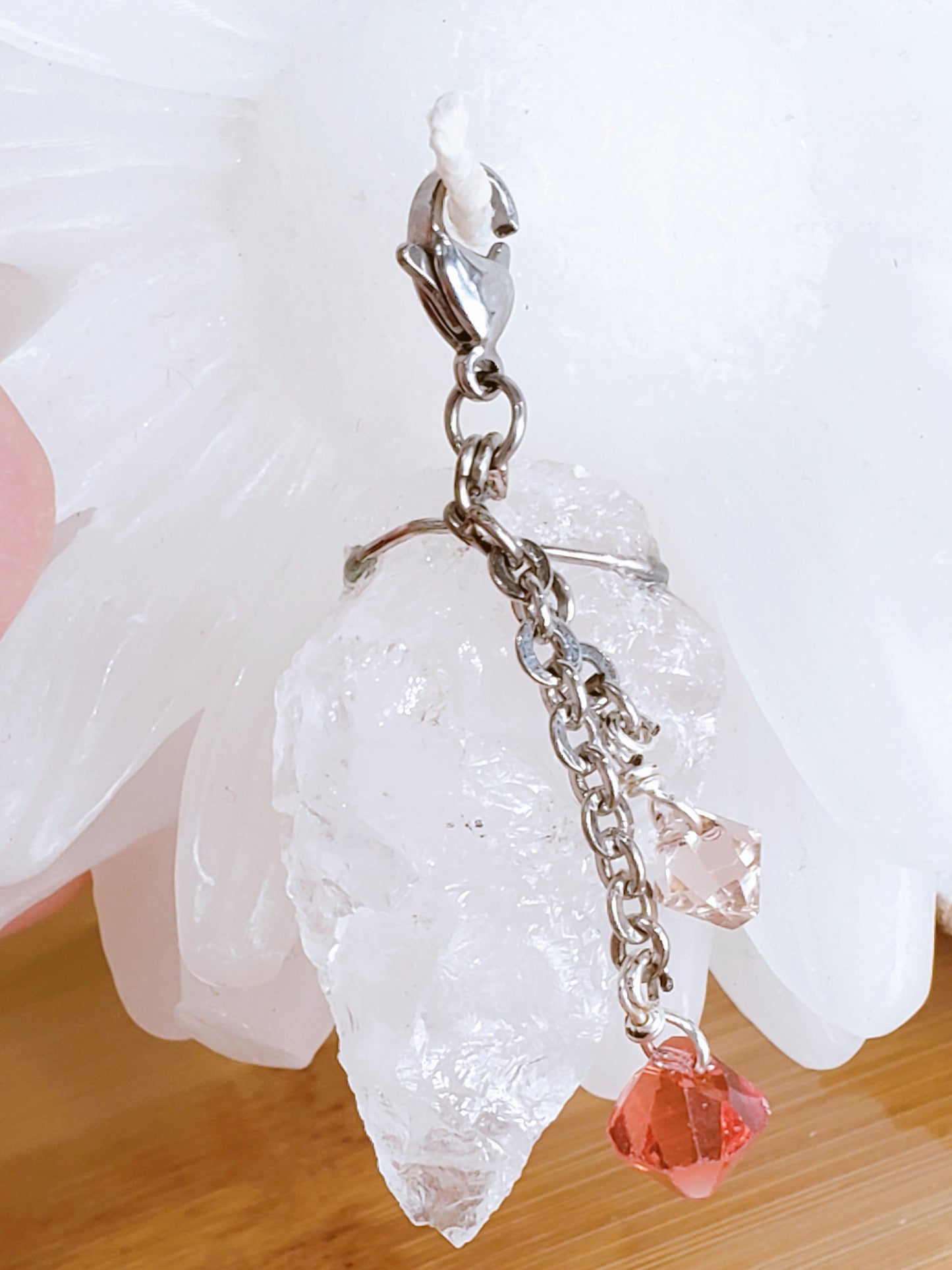 Déjate seducir por la belleza clásica y la elegancia eterna de nuestro Delicado Conjunto de Collar y Aretes, con Un Colgante Desmontable en Piedra de Cuarzo Rosado que irradia un brillo natural que captura la luz a cada paso - K.Beloved LLC