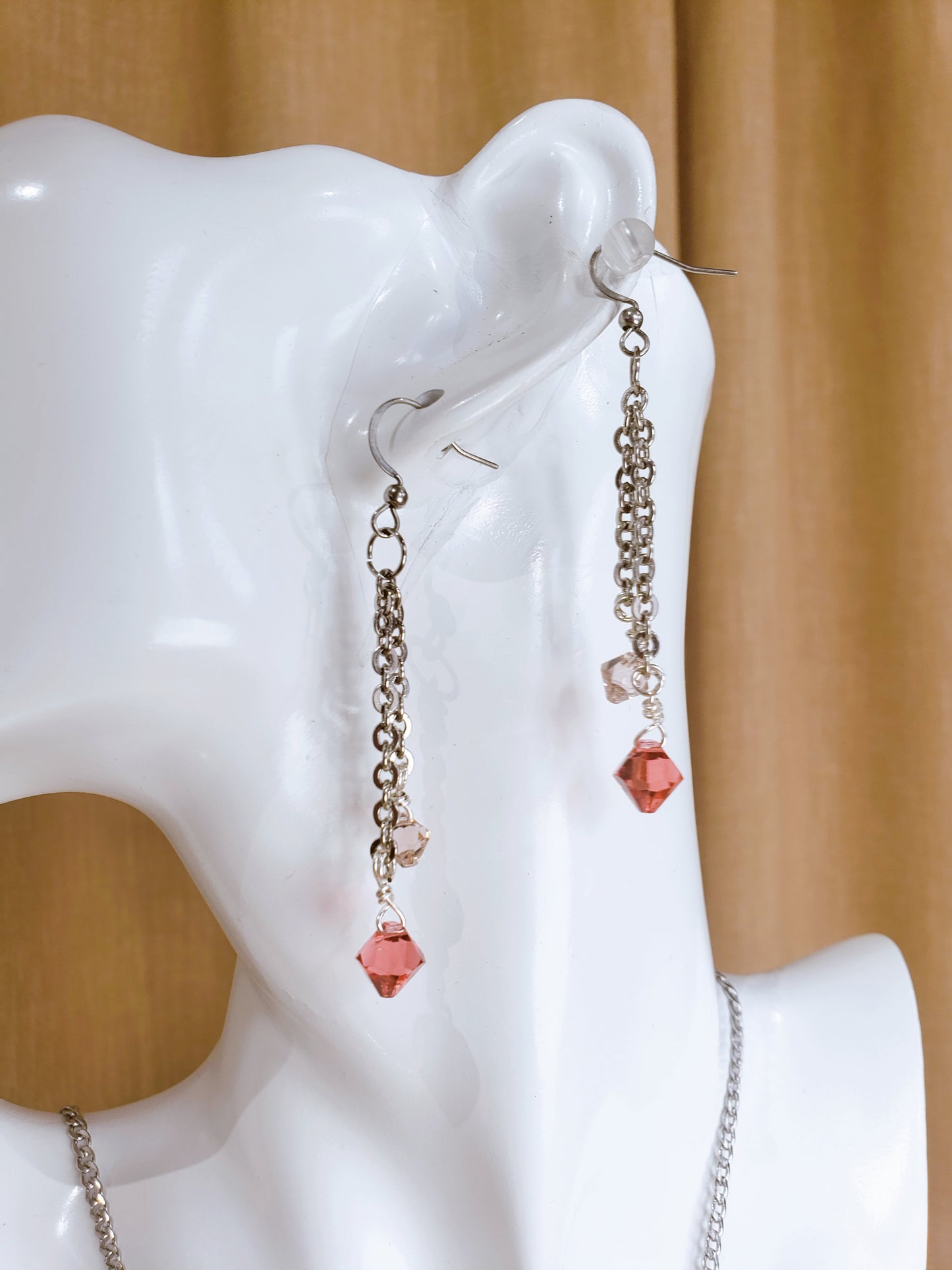 Déjate seducir por la belleza clásica y la elegancia eterna de nuestro Delicado Conjunto de Collar y Aretes, con Un Colgante Desmontable en Piedra de Cuarzo Rosado que irradia un brillo natural que captura la luz a cada paso - K.Beloved LLC