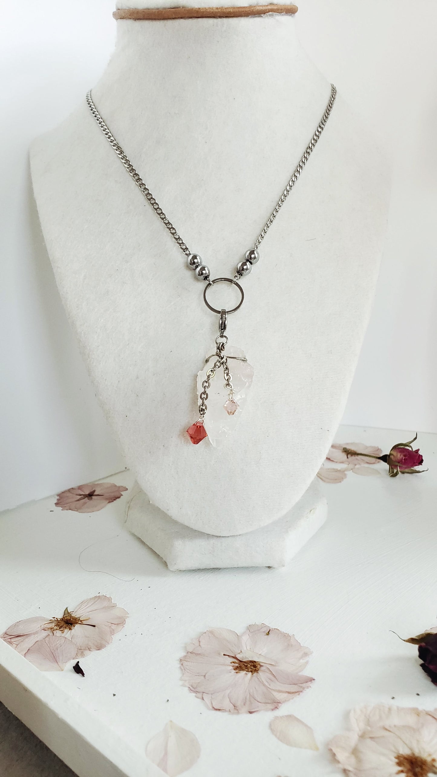 Déjate seducir por la belleza clásica y la elegancia eterna de nuestro Delicado Conjunto de Collar y Aretes, con Un Colgante Desmontable en Piedra de Cuarzo Rosado que irradia un brillo natural que captura la luz a cada paso - K.Beloved LLC
