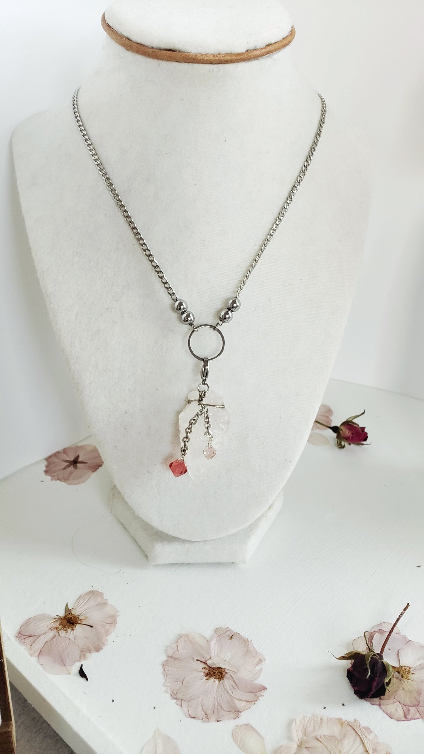 Déjate seducir por la belleza clásica y la elegancia eterna de nuestro Delicado Conjunto de Collar y Aretes, con Un Colgante Desmontable en Piedra de Cuarzo Rosado que irradia un brillo natural que captura la luz a cada paso - K.Beloved LLC