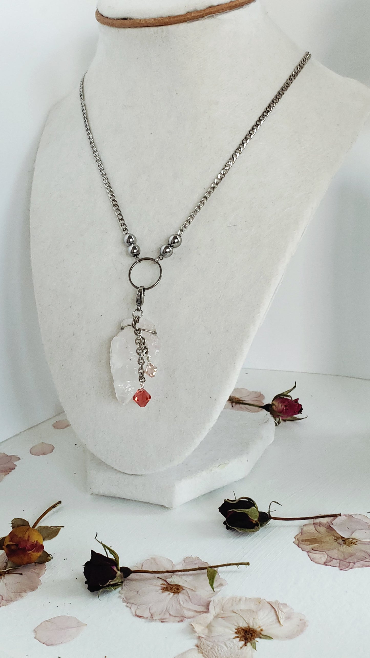 Déjate seducir por la belleza clásica y la elegancia eterna de nuestro Delicado Conjunto de Collar y Aretes, con Un Colgante Desmontable en Piedra de Cuarzo Rosado que irradia un brillo natural que captura la luz a cada paso - K.Beloved LLC