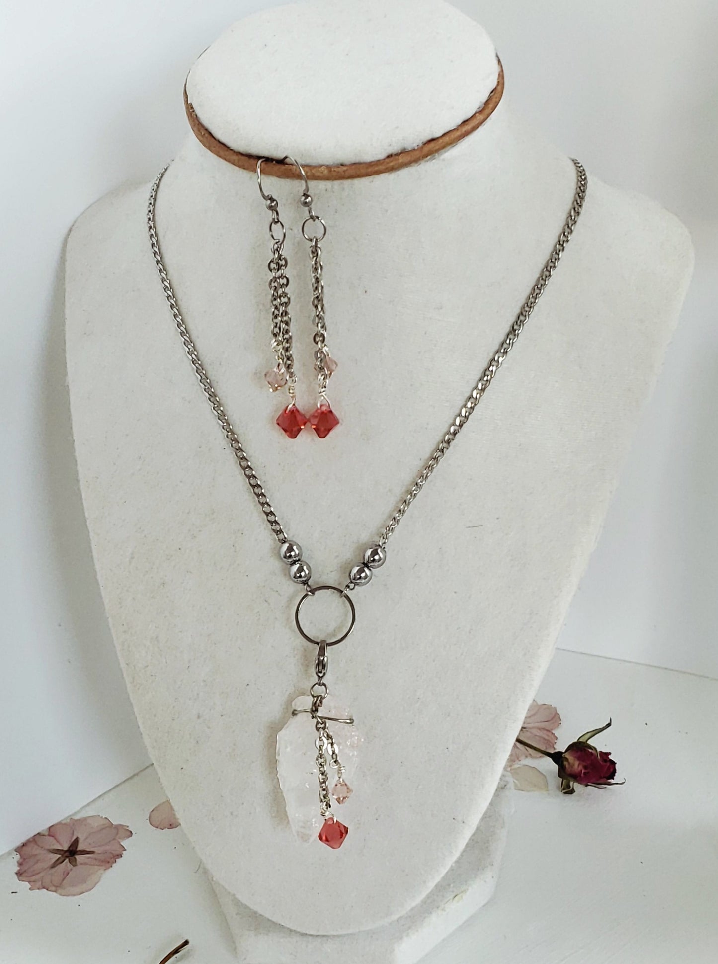 Déjate seducir por la belleza clásica y la elegancia eterna de nuestro Delicado Conjunto de Collar y Aretes, con Un Colgante Desmontable en Piedra de Cuarzo Rosado que irradia un brillo natural que captura la luz a cada paso - K.Beloved LLC