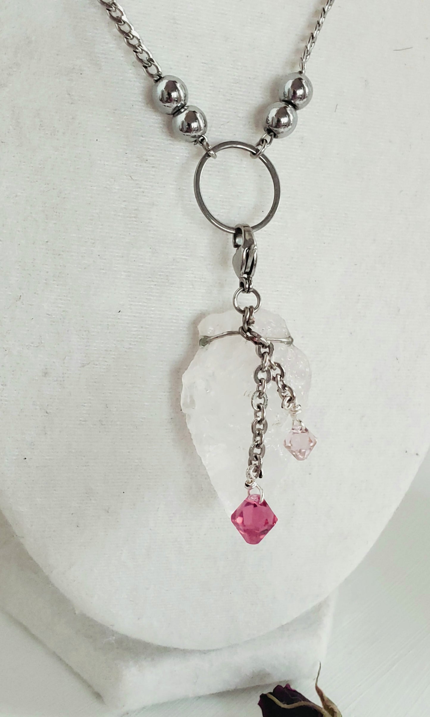 Déjate seducir por la belleza clásica y la elegancia eterna de nuestro Delicado Conjunto de Collar y Aretes, con Un Colgante Desmontable en Piedra de Cuarzo Rosado que irradia un brillo natural que captura la luz a cada paso - K.Beloved LLC