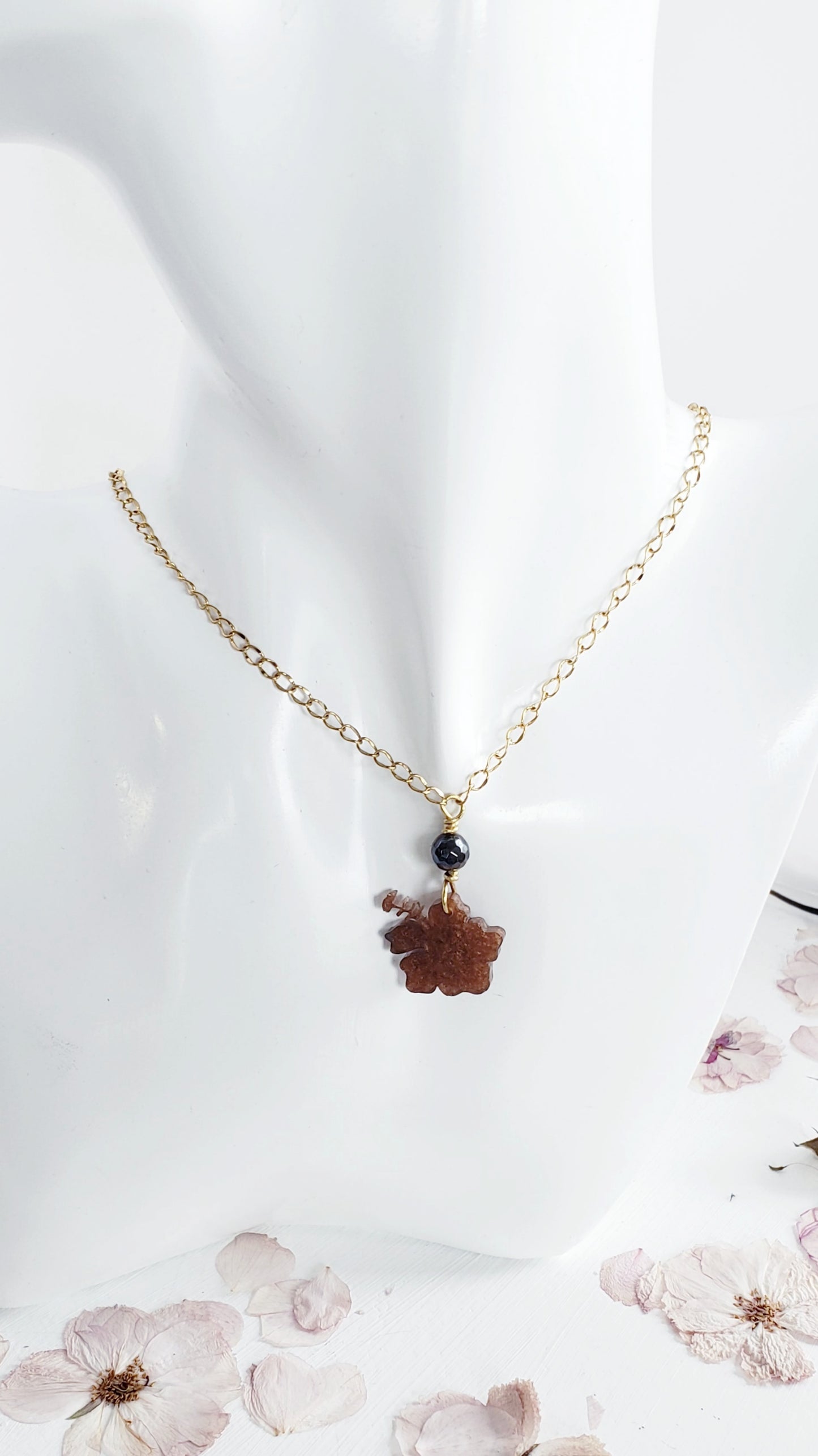 Collar en Acero Inoxidable con Colgante en Resina de Flor Maga color Marron - K.Beloved LLC