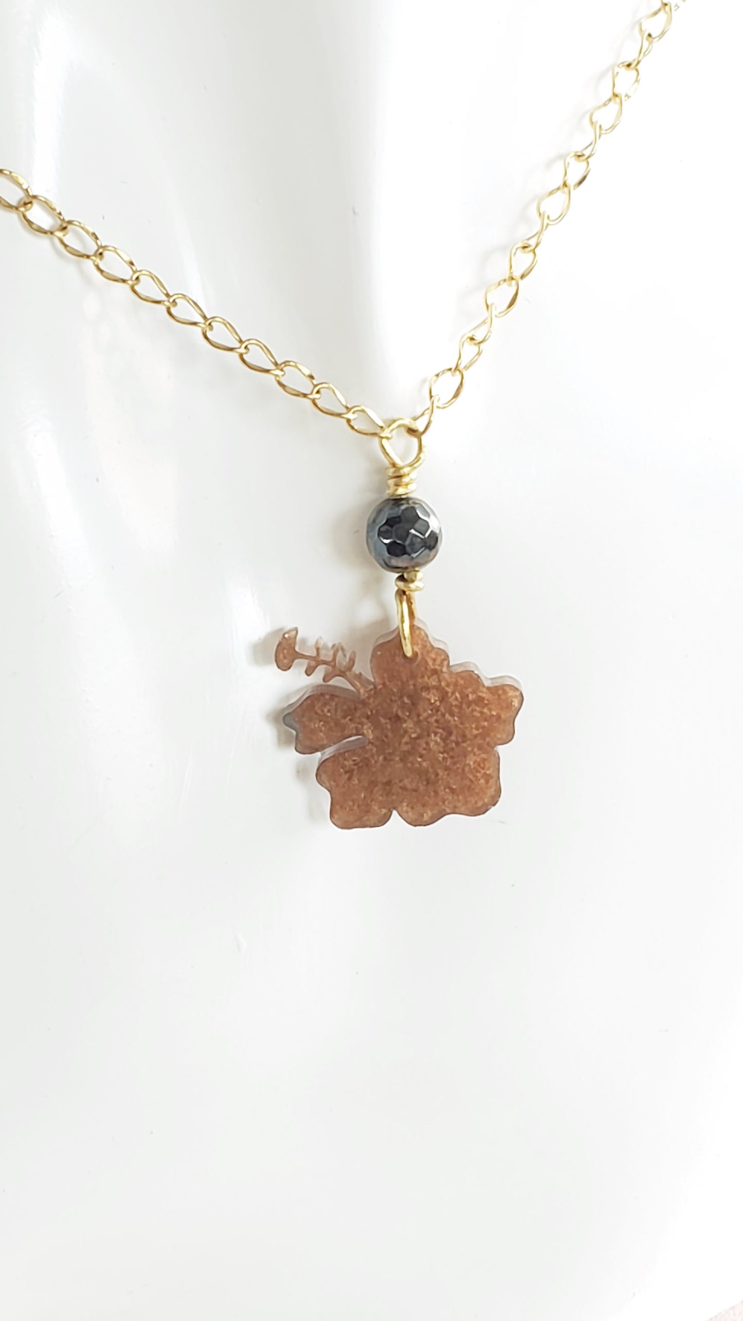 Collar en Acero Inoxidable con Colgante en Resina de Flor Maga color Marron - K.Beloved LLC