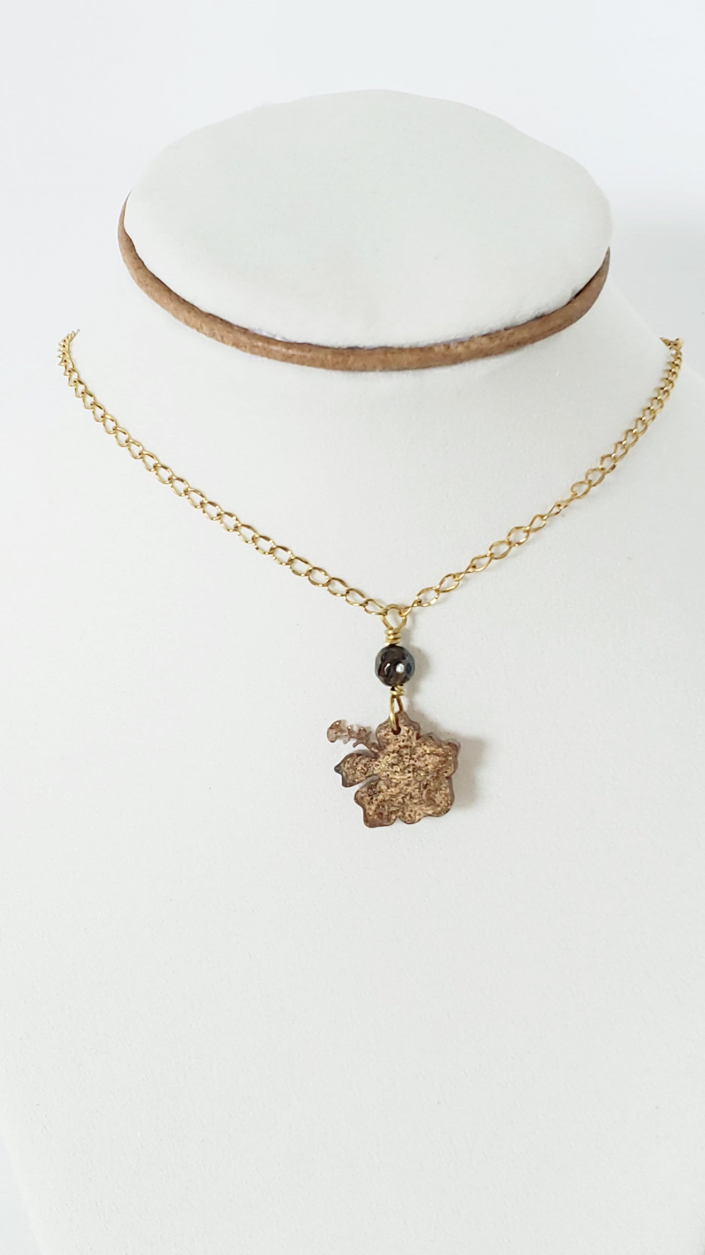 Collar en Acero Inoxidable con Colgante en Resina de Flor Maga color Marron - K.Beloved LLC