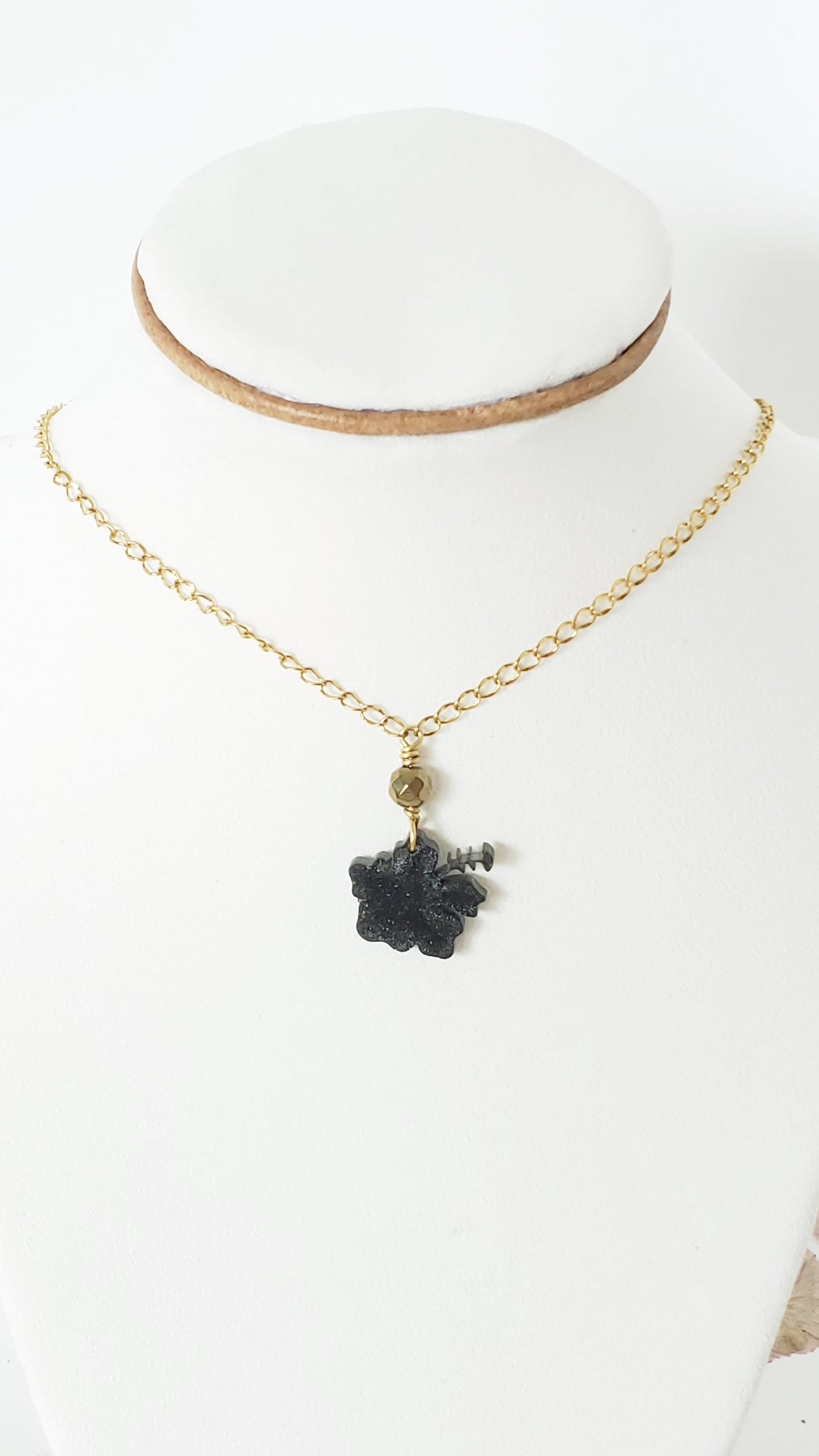 Collar en Acero Inoxidable 316 , con Colgante en Resina Flor Maga - K.Beloved LLC