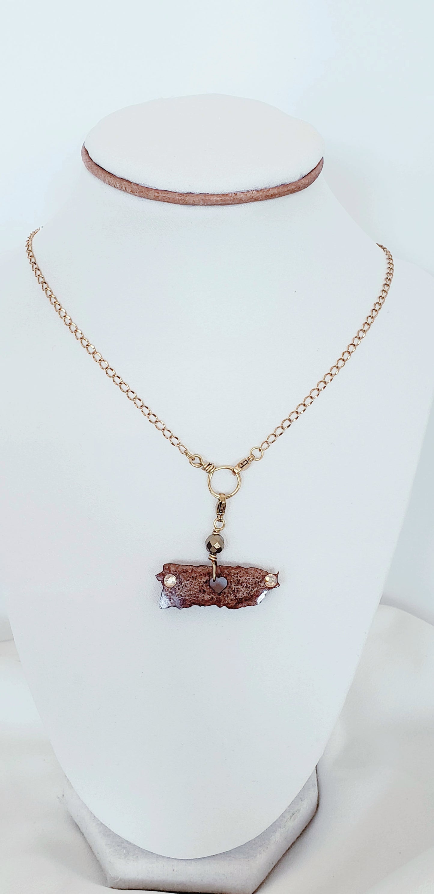 "Lleva contigo la versatilidad con nuestros collares de dijes desmontables. ¡Un collar, múltiples look ! Collar en Acero Inoxidable en Dorado con Dije del Mapa De P.R. en Resina color Marrón y Piedra Hematite Dorado - K.Beloved LLC