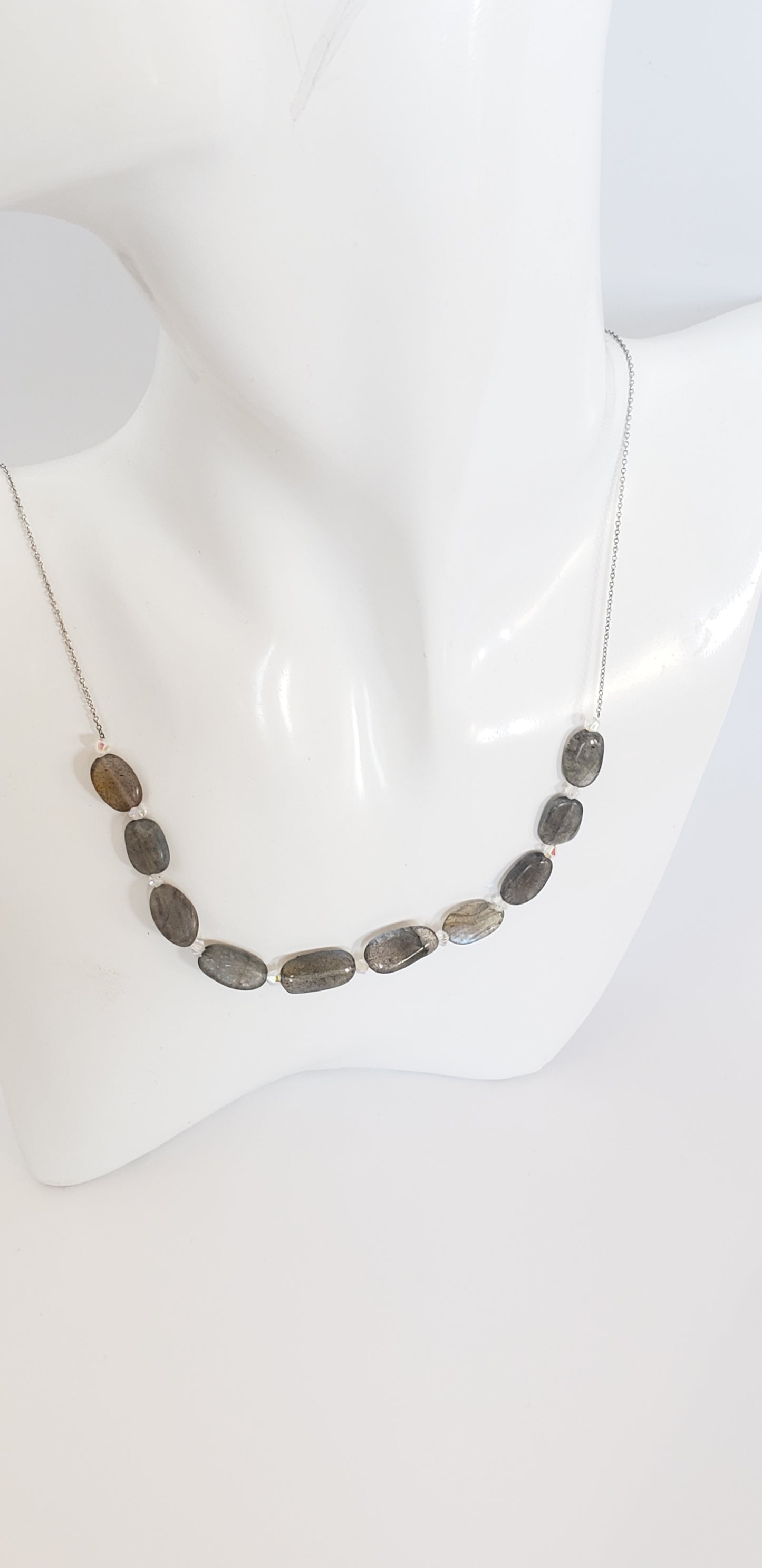 Este elegante juego de collar y aretes de labradorita está elaborado con cuidado y presenta un brillo único que llamará la atención sobre cualquier atuendo. - K.Beloved LLC