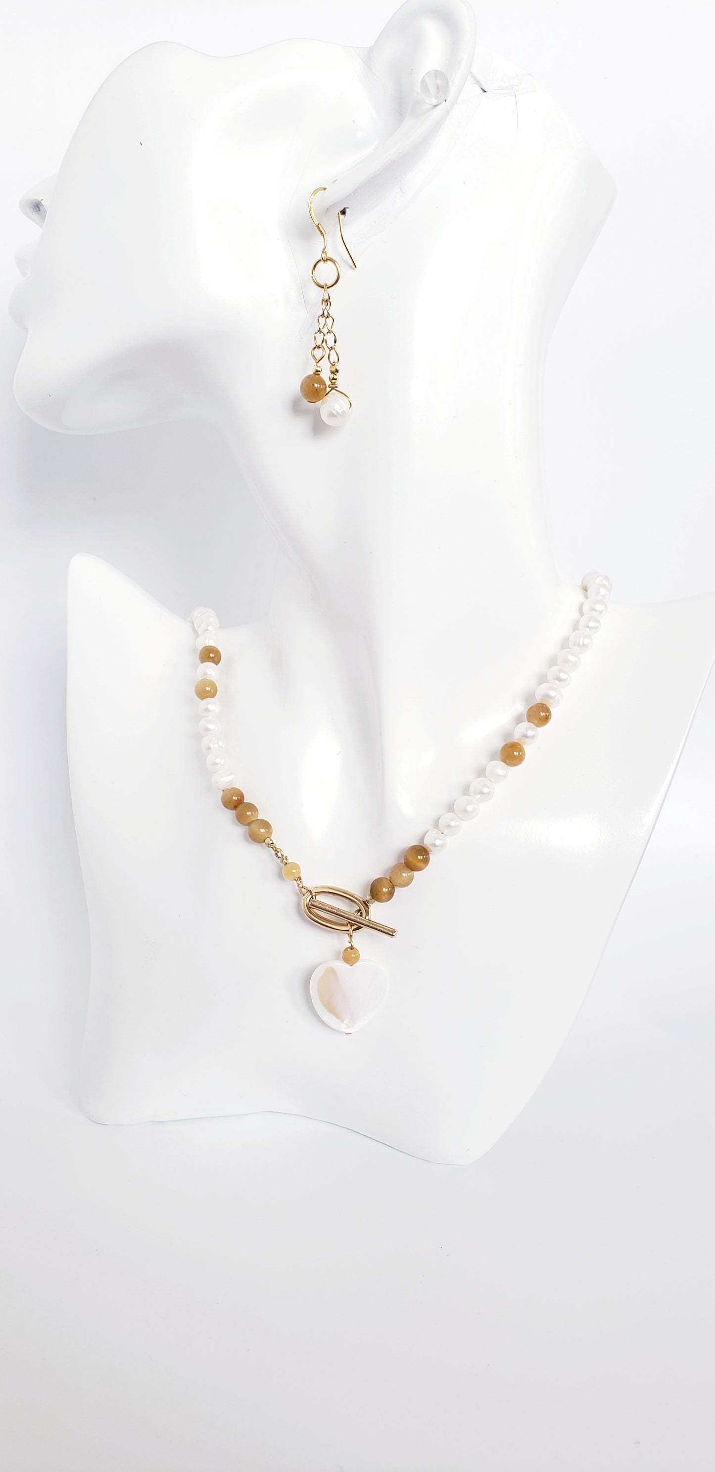 Delicado y Moderno Collar de Perlas de Agua Dulce Con un Toque de Cuarzo en combinación con unos Aretes Largos - K.Beloved LLC