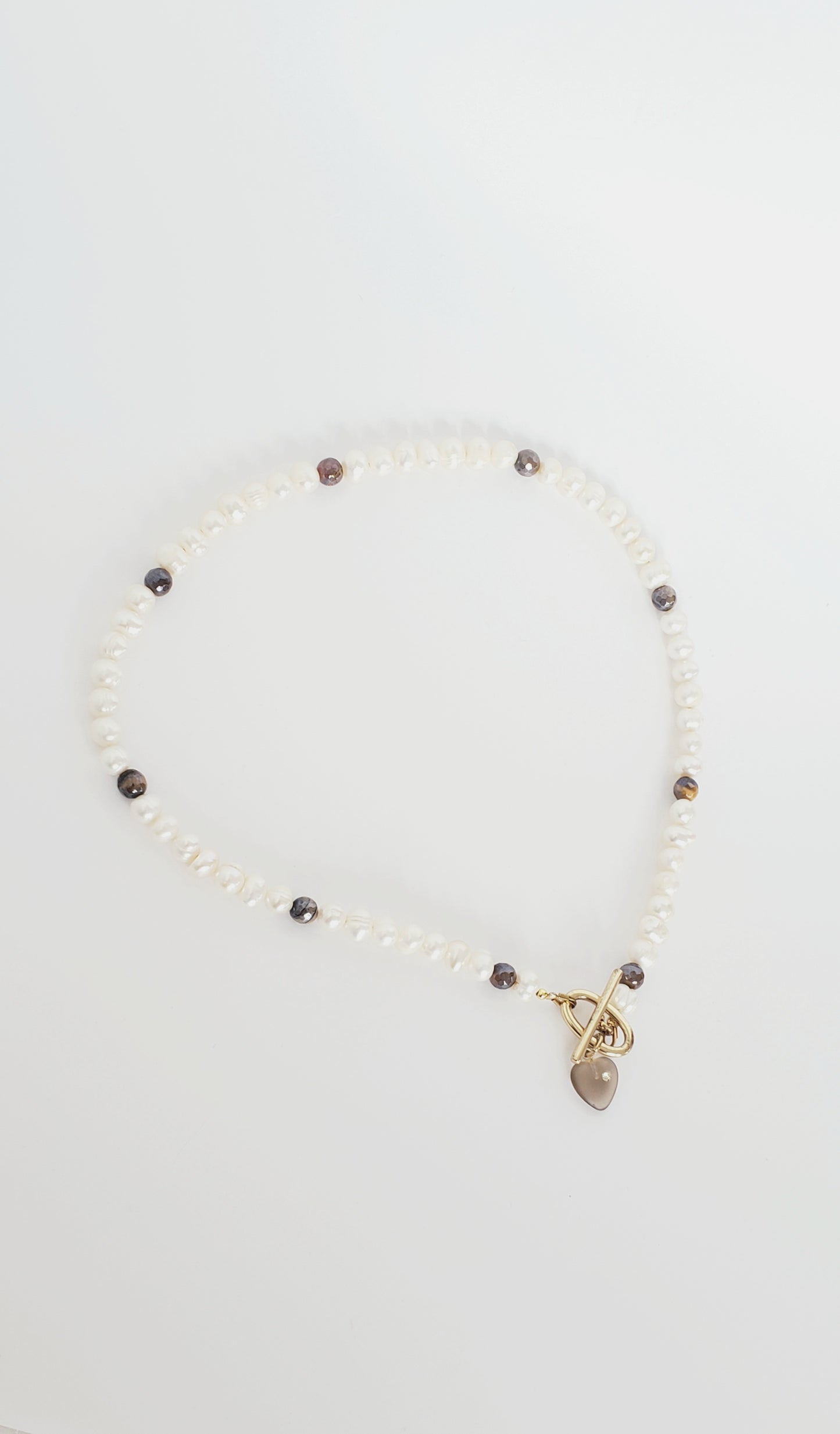 **Brilla con Estilo: Gargantilla y Aretes de Perlas y Tiger Eye, ¡Un equilibrio perfecto entre delicadeza y carácter! - K.Beloved LLC