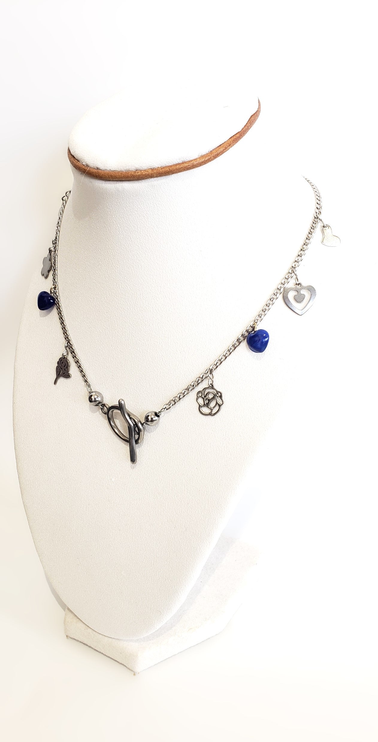 Collar en Acero Inoxidable con Encantadores Dijes de Flores y Corazones. - K.Beloved LLC