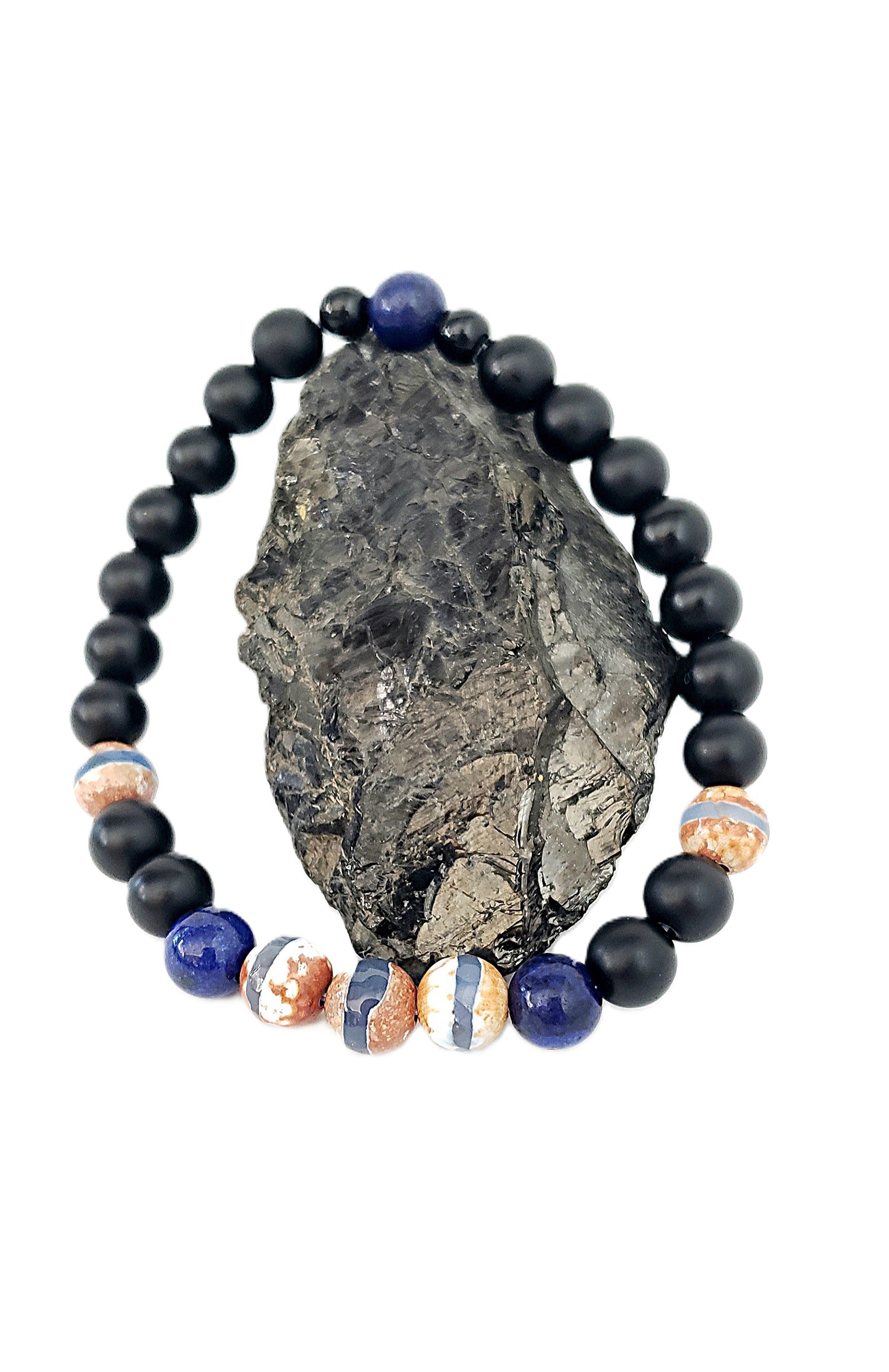 Esta pulsera combina piedras poderosas que proyectan carácter, equilibrio y protección - K.Beloved LLC