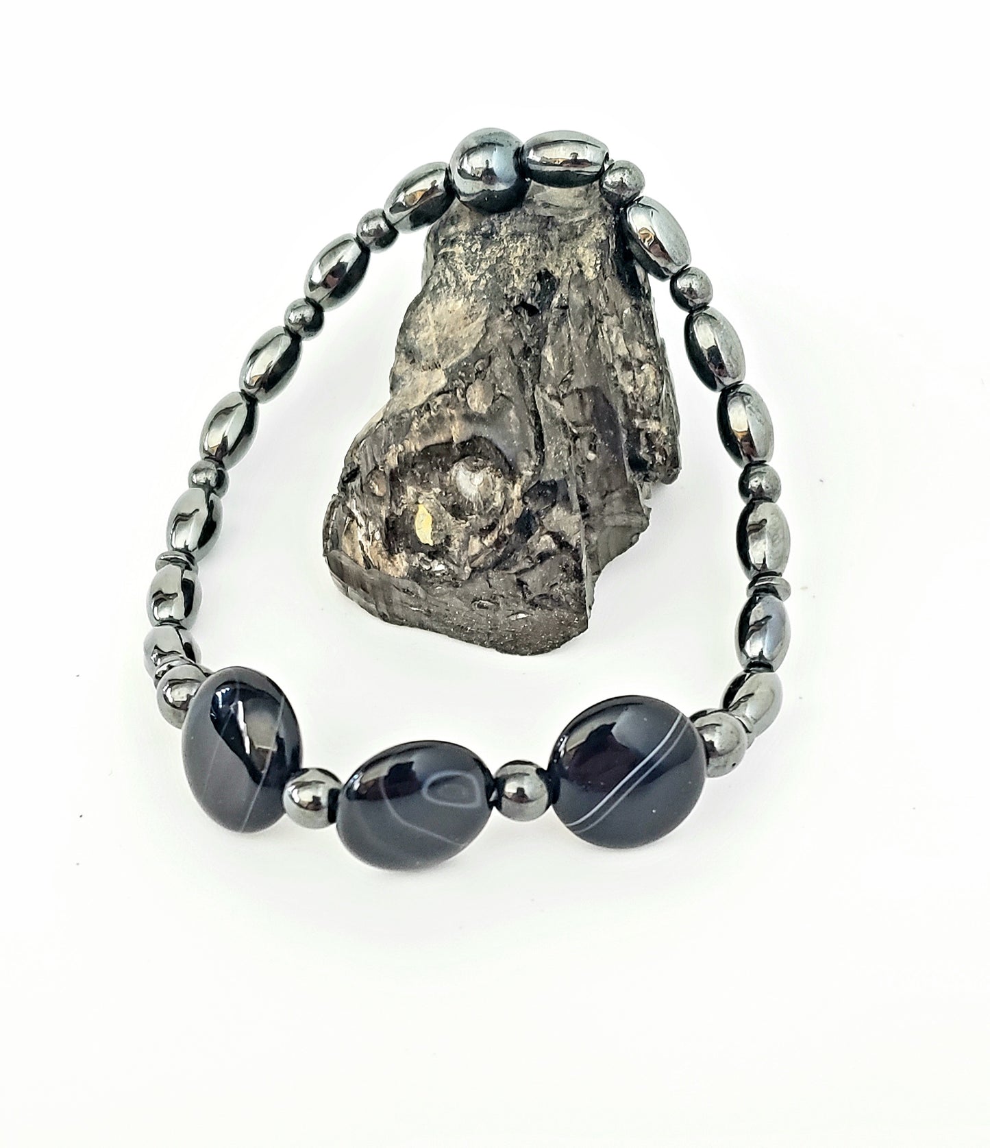 Pulsera de Agate y Hematite, combina piedras poderosas para hombres con carácter, que buscan proteger su energía y proyectar estabilidad con estilo. - K.Beloved LLC