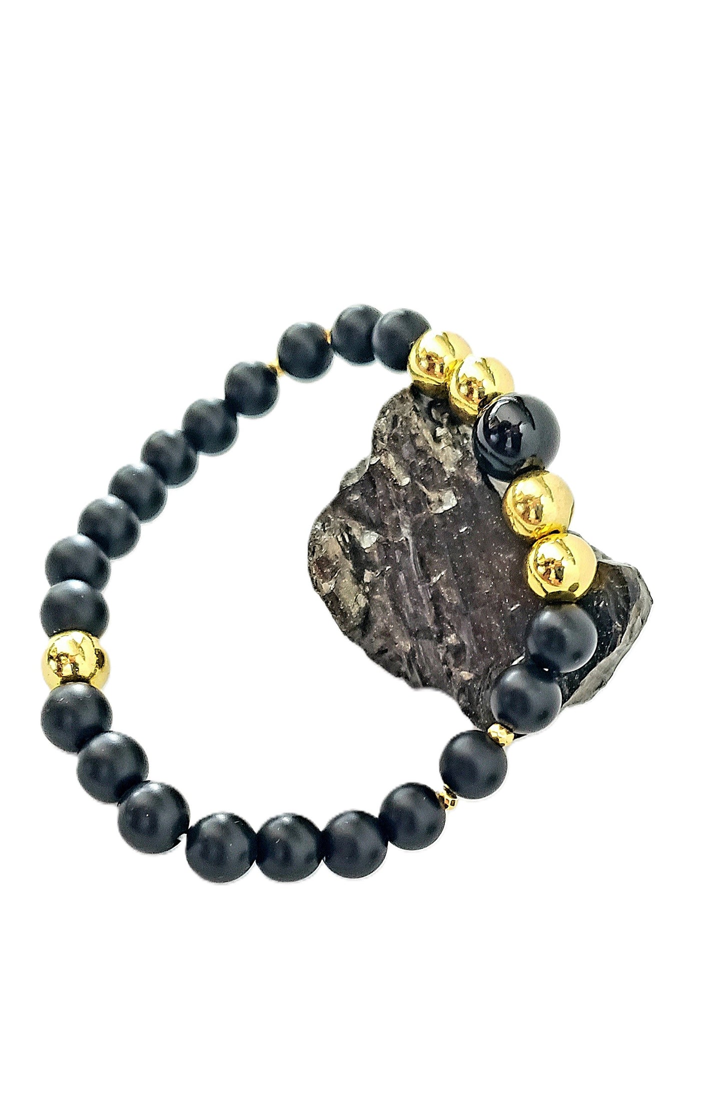 Esta Pulsera Combina Piedra Onyx Negro con Hematite en Dorado, diseñada para hombres que buscan proyectar fuerza, elegancia y equilibrio en cada paso. - K.Beloved LLC