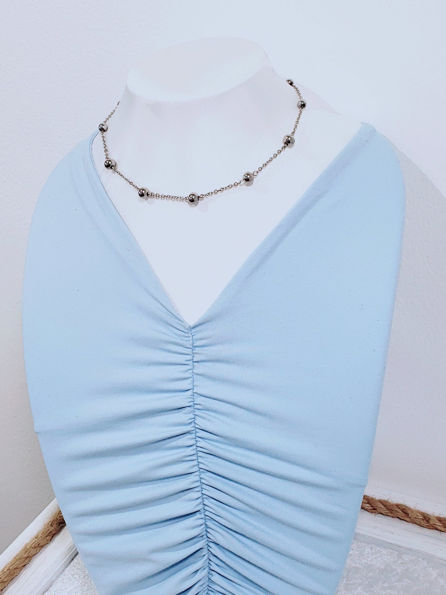 Elegancia que se Lleva en la Espalda: Collar en Acero Inoxidable para Escotes Únicos