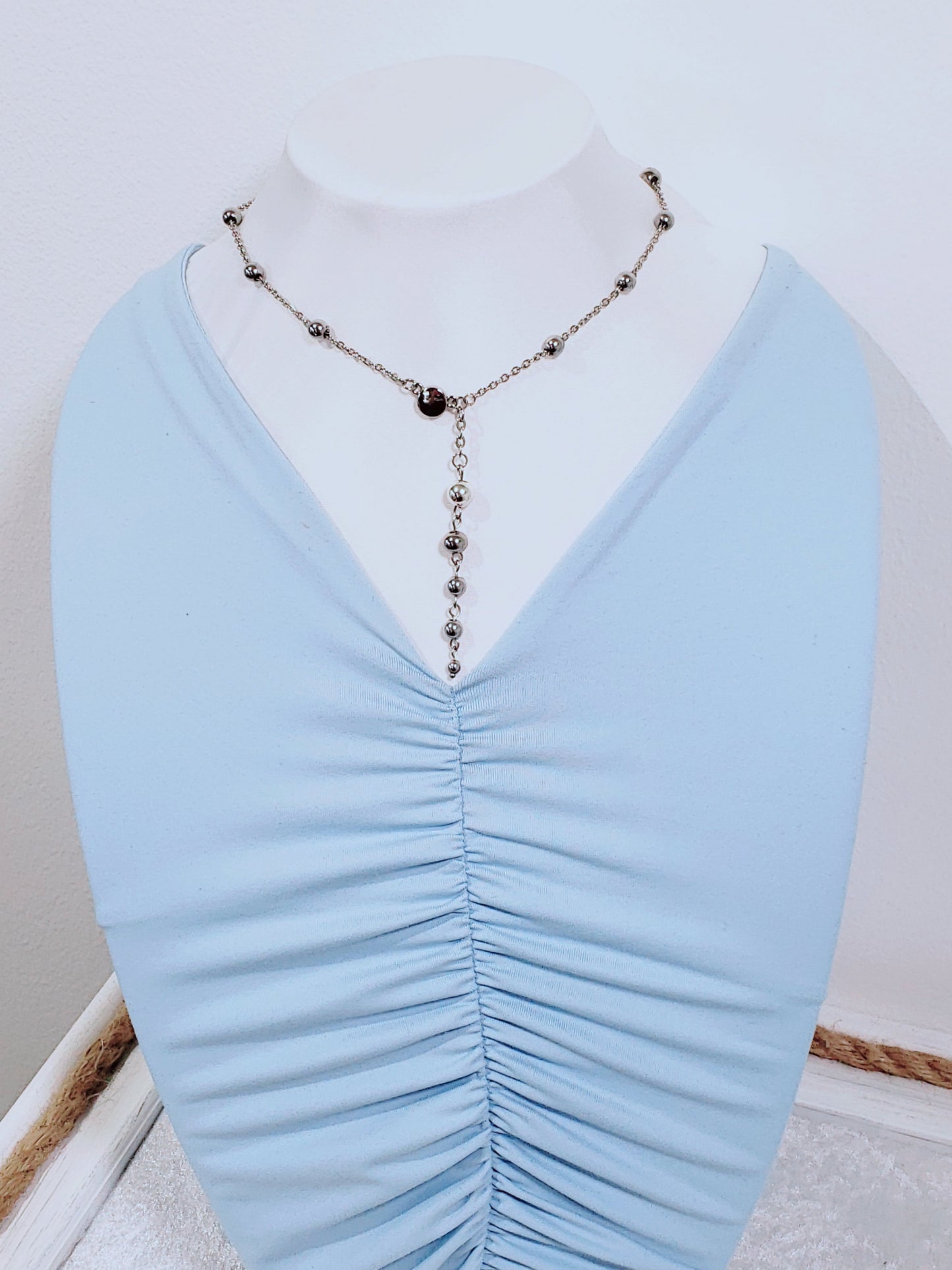 Elegancia que se Lleva en la Espalda: Collar en Acero Inoxidable para Escotes Únicos