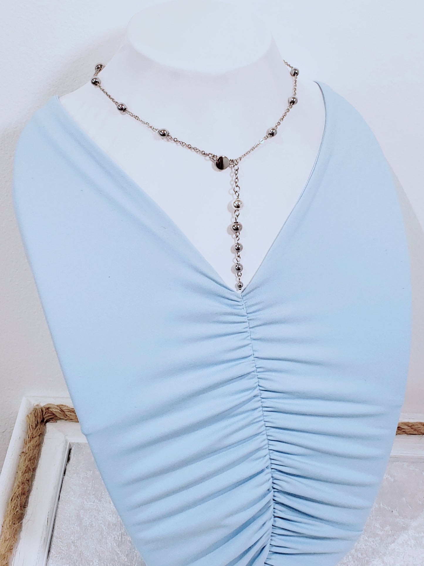 Elegancia que se Lleva en la Espalda: Collar en Acero Inoxidable para Escotes Únicos