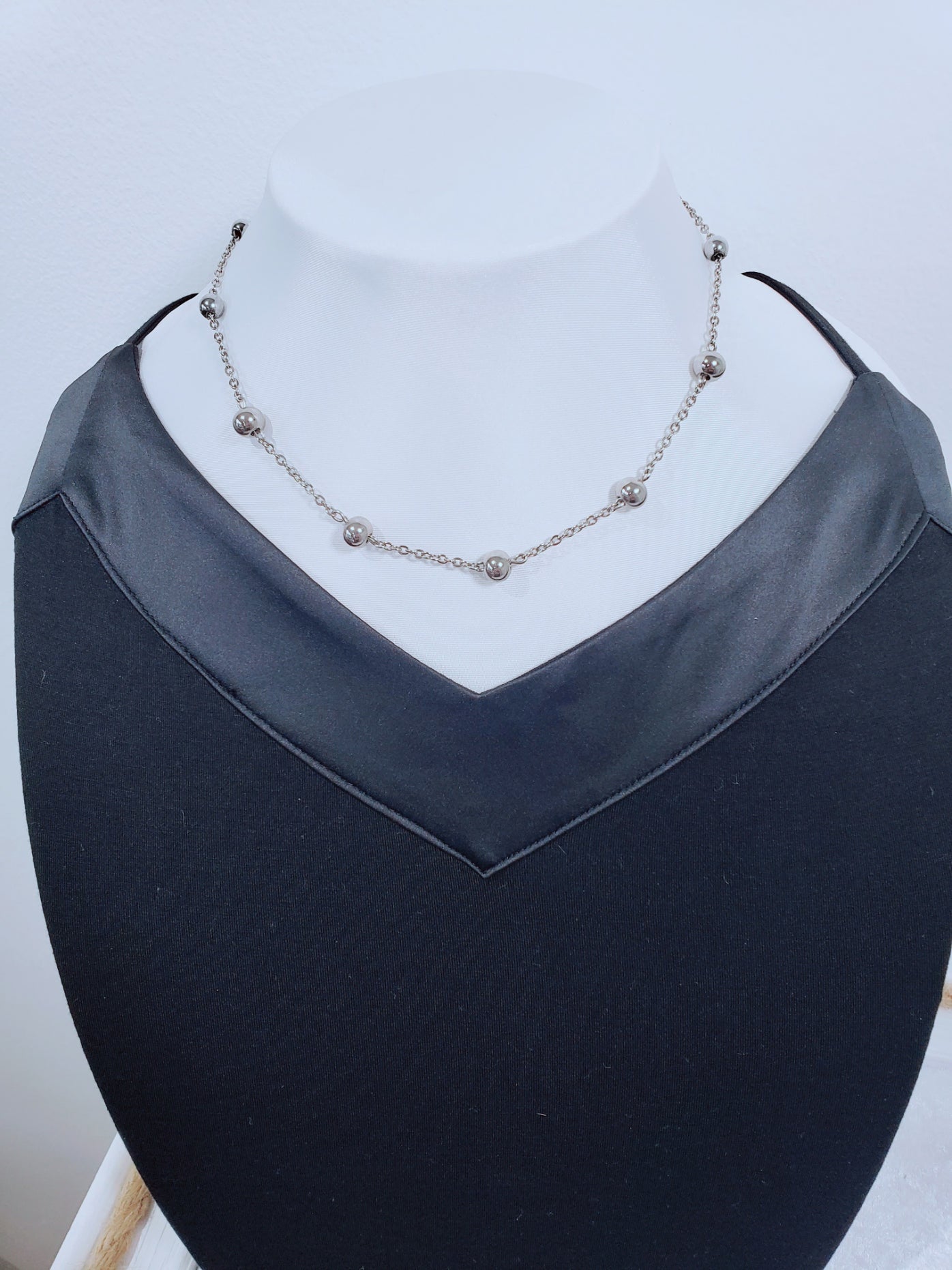 Elegancia que se Lleva en la Espalda: Collar en Acero Inoxidable para Escotes Únicos