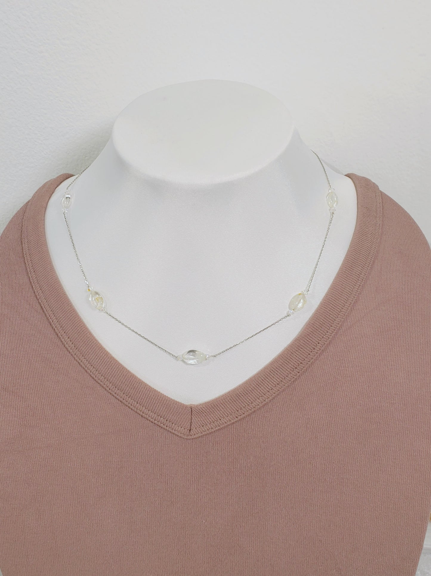 Delicado Conjunto de Collar y Aretes en Plata 925 , Disfrute de la belleza y el brillo del Cristal de Cuarzo Natural