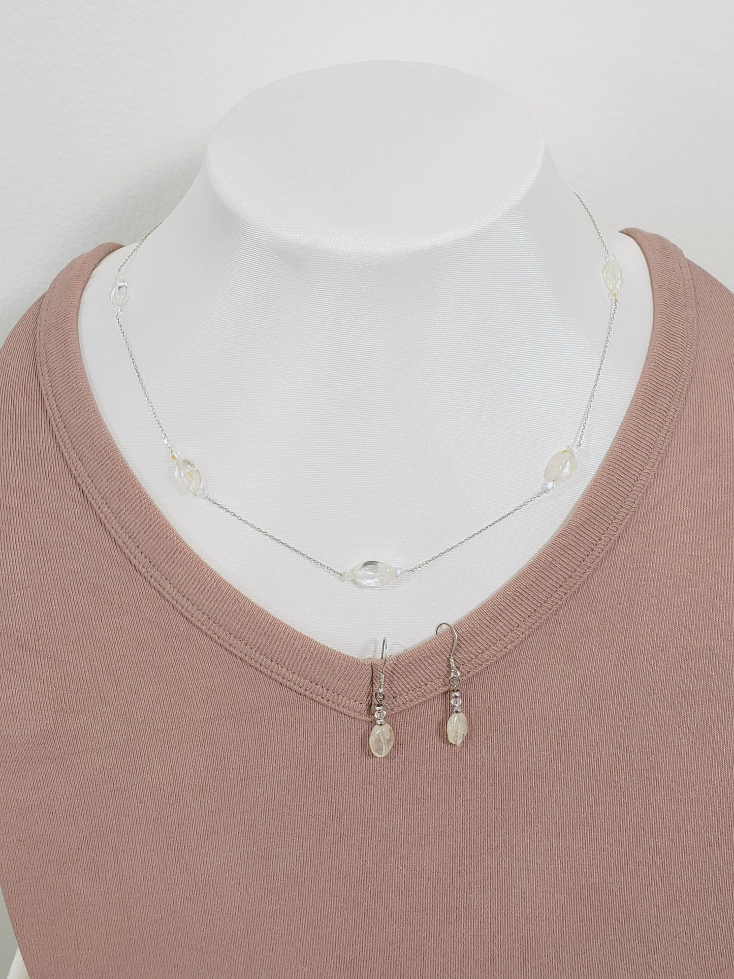 Delicado Conjunto de Collar y Aretes en Plata 925 , Disfrute de la belleza y el brillo del Cristal de Cuarzo Natural