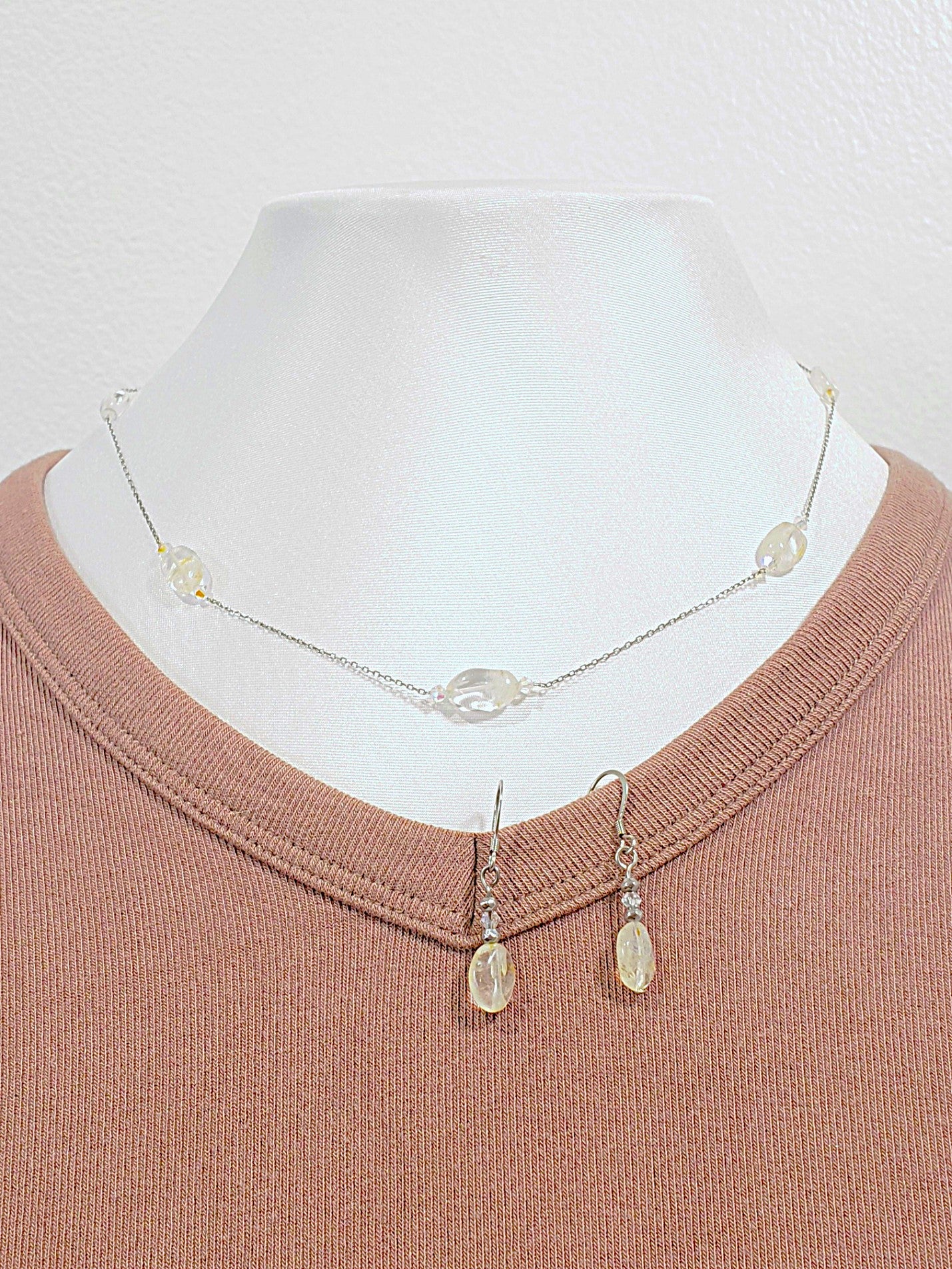 Delicado Conjunto de Collar y Aretes en Plata 925 , Disfrute de la belleza y el brillo del Cristal de Cuarzo Natural