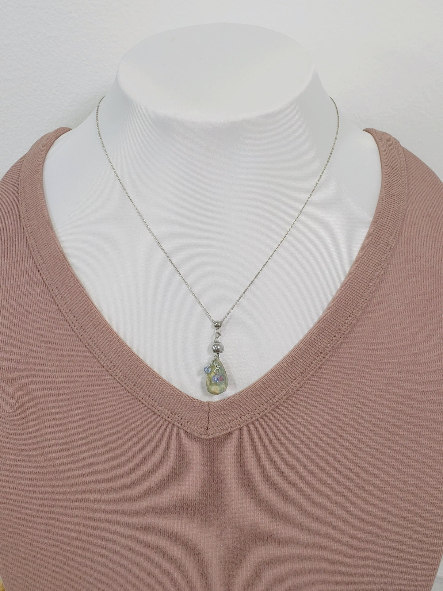 Conjunto de Collar y Aretes de plata 925 presenta una hermosa piedra de Rubí junto con un delicado cristal Swarovski color Azul claro. - K.Beloved LLC