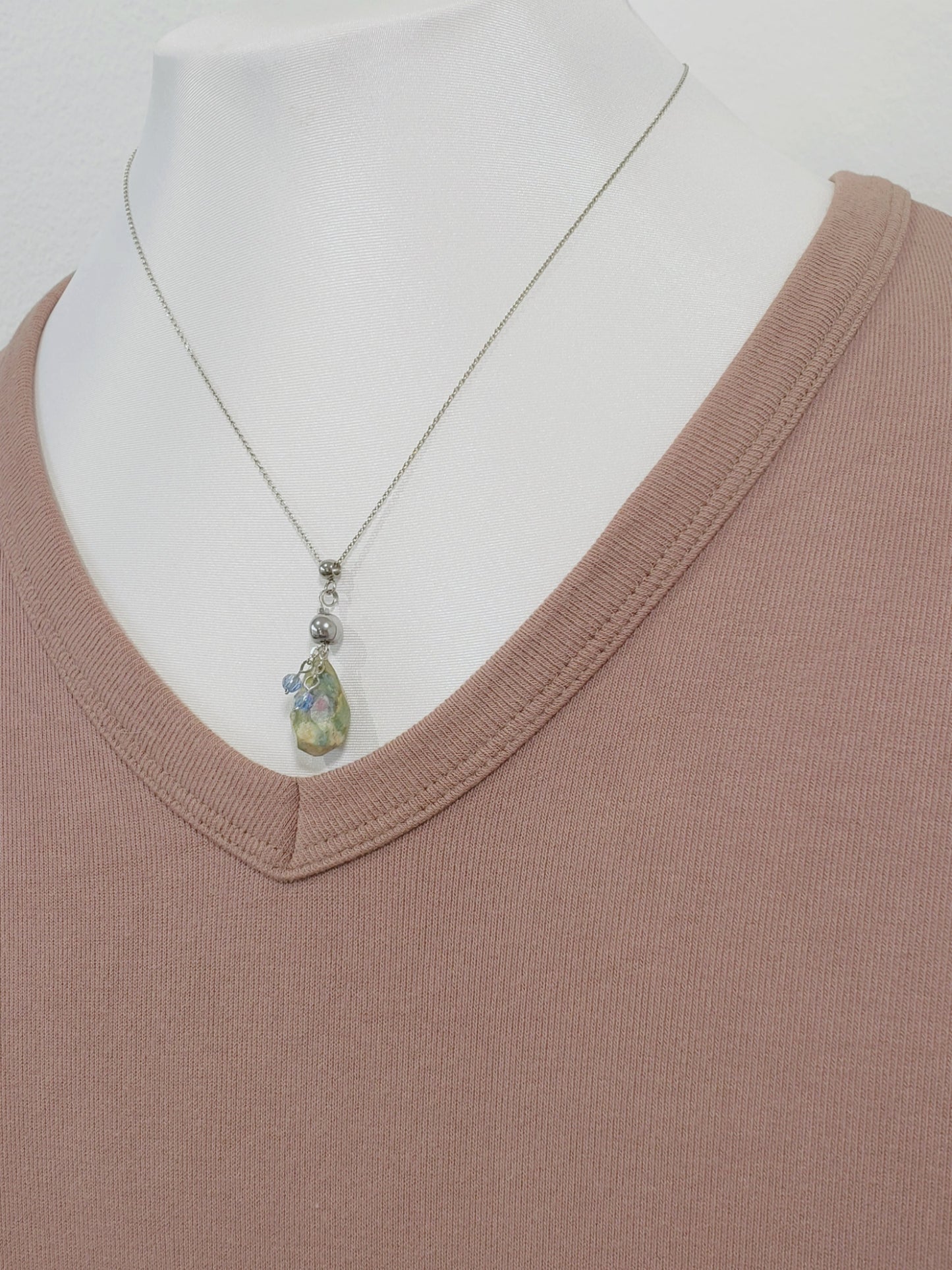 Conjunto de Collar y Aretes de plata 925 presenta una hermosa piedra de Rubí junto con un delicado cristal Swarovski color Azul claro.