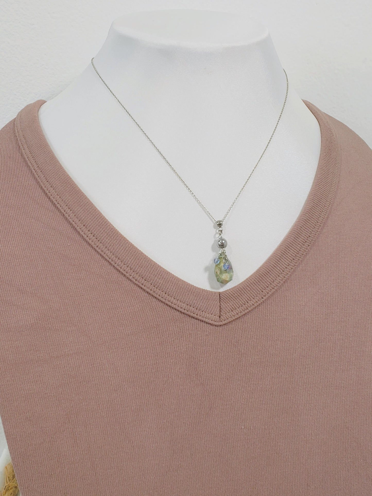 Conjunto de Collar y Aretes de plata 925 presenta una hermosa piedra de Rubí junto con un delicado cristal Swarovski color Azul claro.