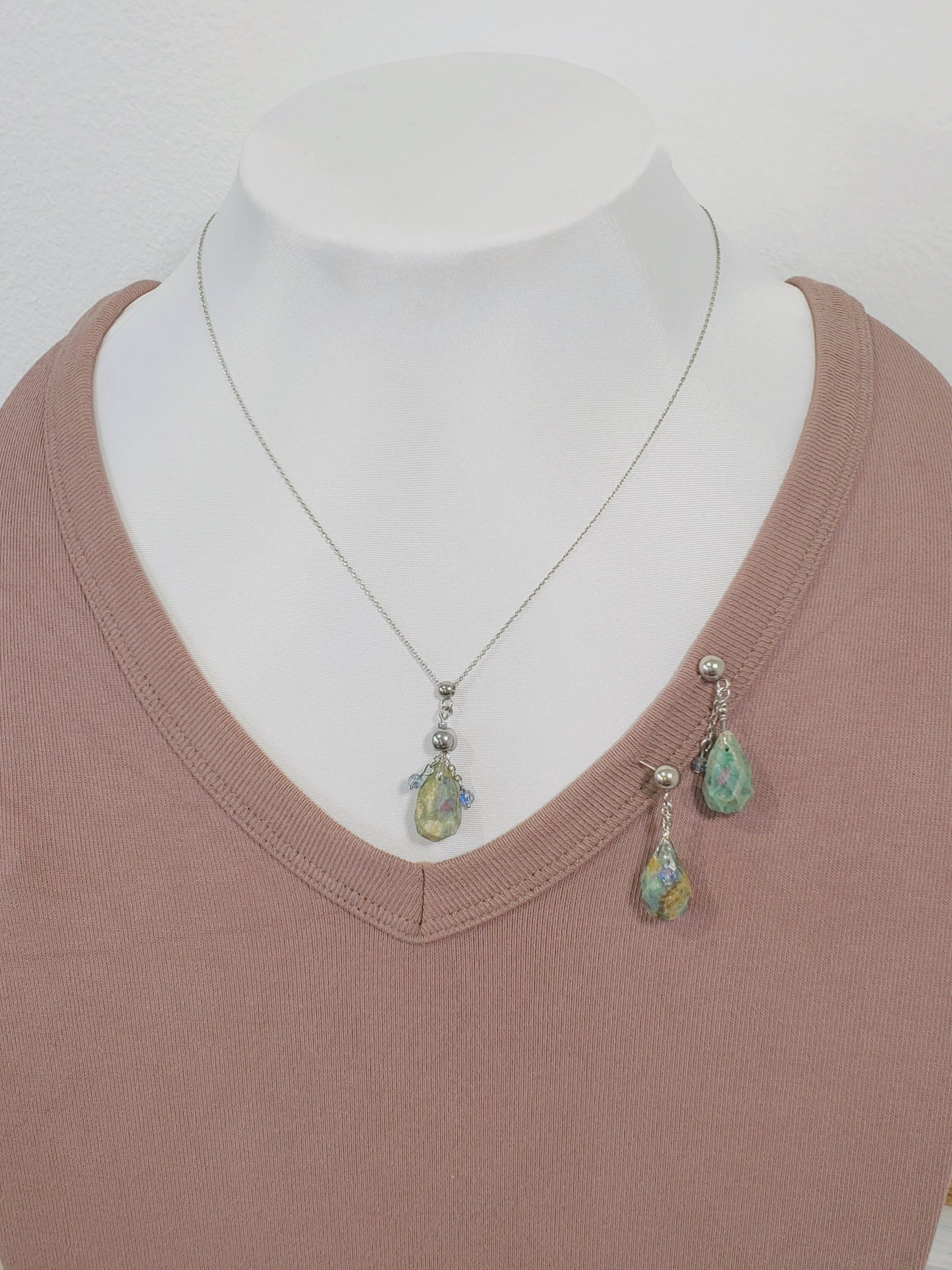 Conjunto de Collar y Aretes de plata 925 presenta una hermosa piedra de Rubí junto con un delicado cristal Swarovski color Azul claro.