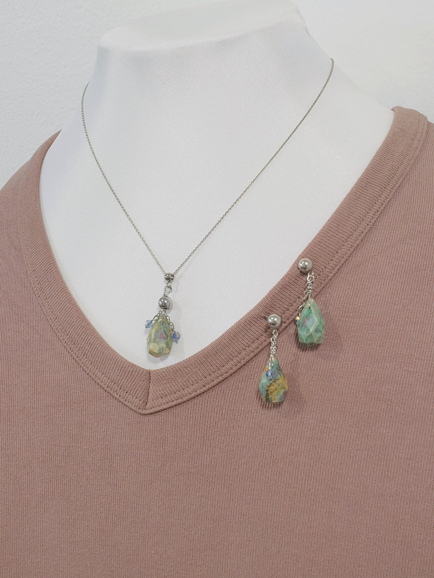 Conjunto de Collar y Aretes de plata 925 presenta una hermosa piedra de Rubí junto con un delicado cristal Swarovski color Azul claro.