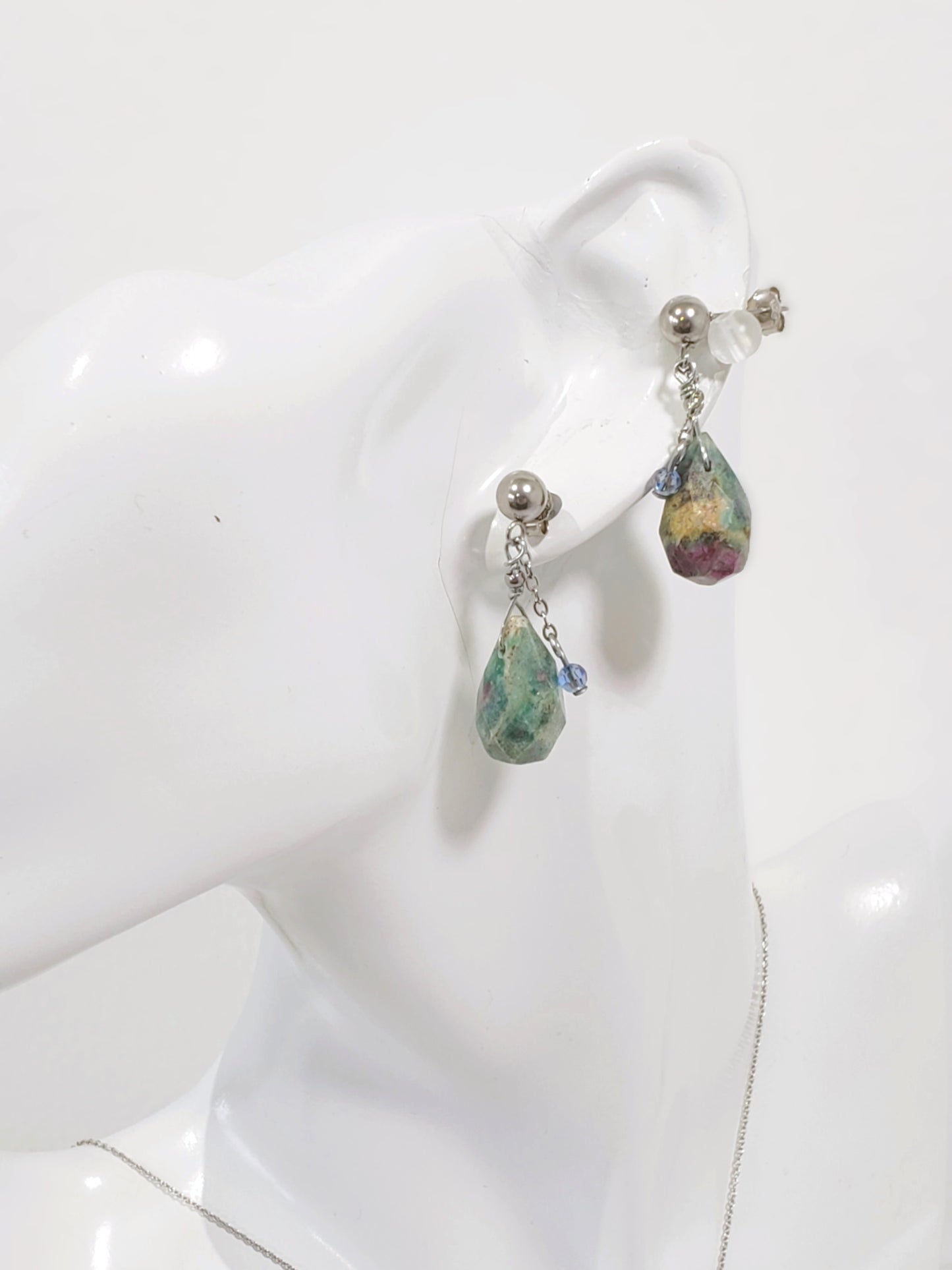 Conjunto de Collar y Aretes de plata 925 presenta una hermosa piedra de Rubí junto con un delicado cristal Swarovski color Azul claro.
