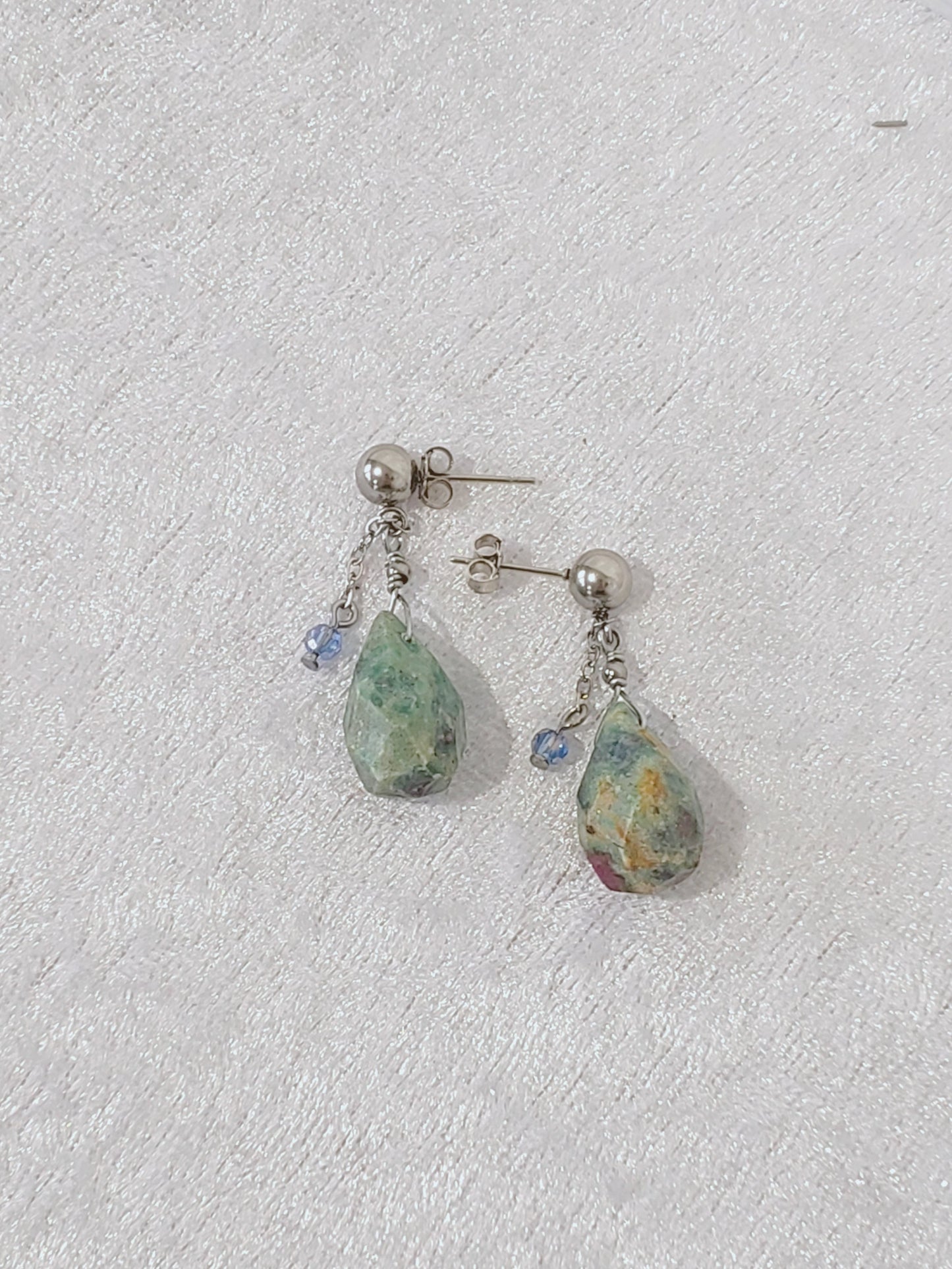 Conjunto de Collar y Aretes de plata 925 presenta una hermosa piedra de Rubí junto con un delicado cristal Swarovski color Azul claro.