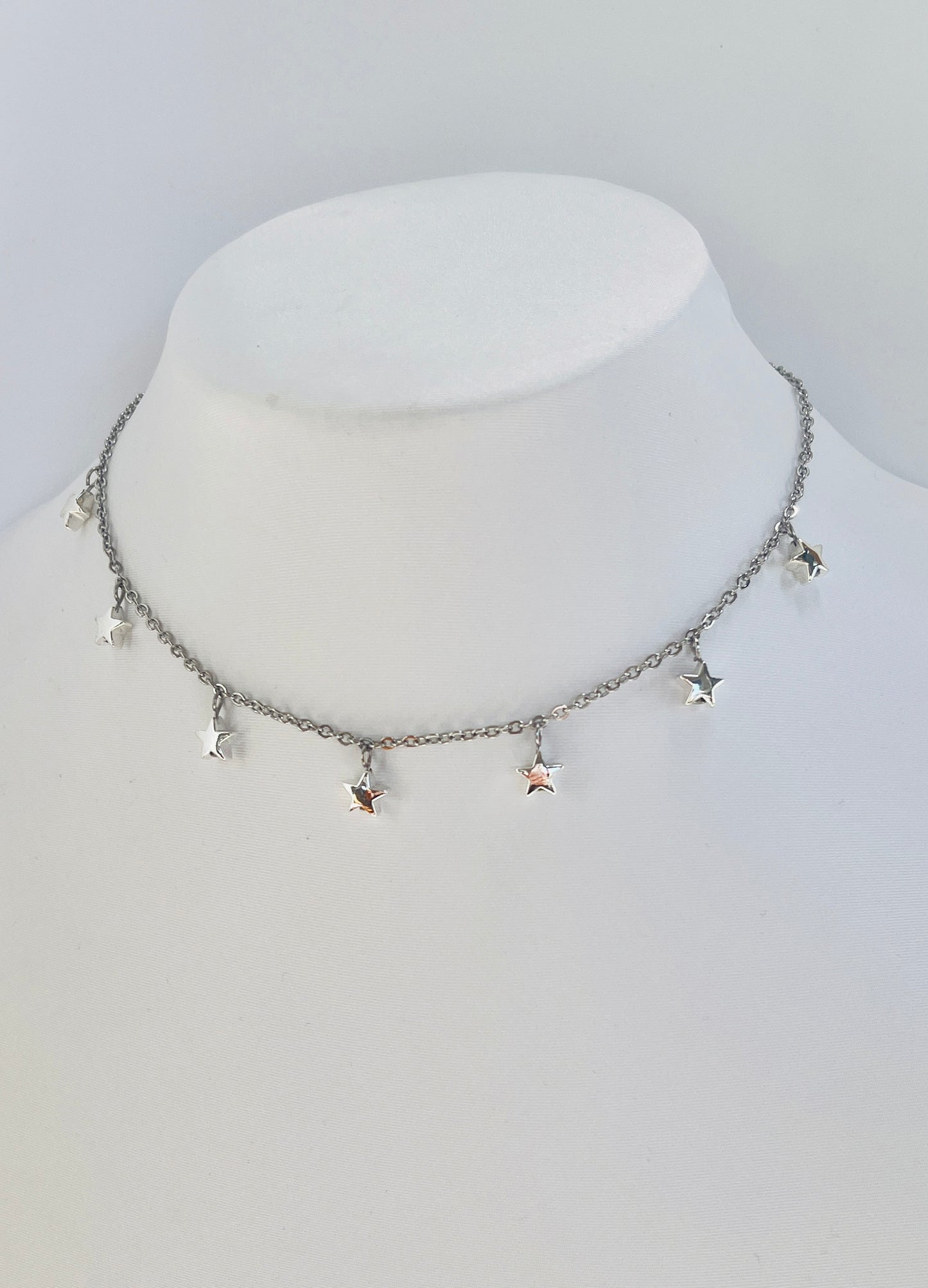 Deja que las estrellas te guíen con este hermoso collar en acero inoxidable, adornado con delicados colgantes de estrellas - K.Beloved LLC