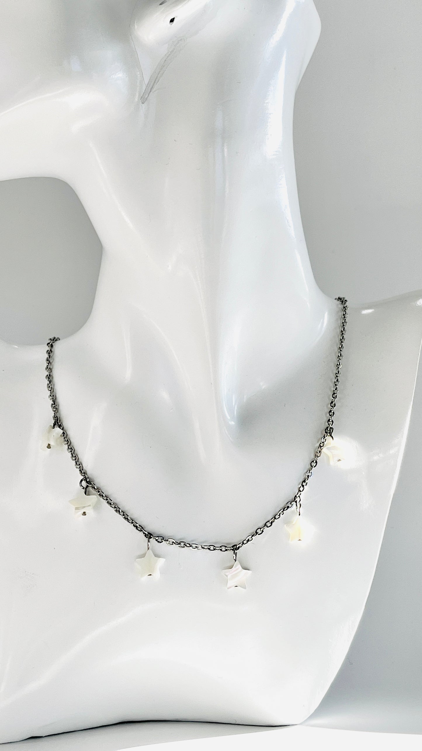 Este delicado collar en Acero Inoxidable con Estrellas de Concha Blancas , aporta un toque chic y modern - K.Beloved LLC