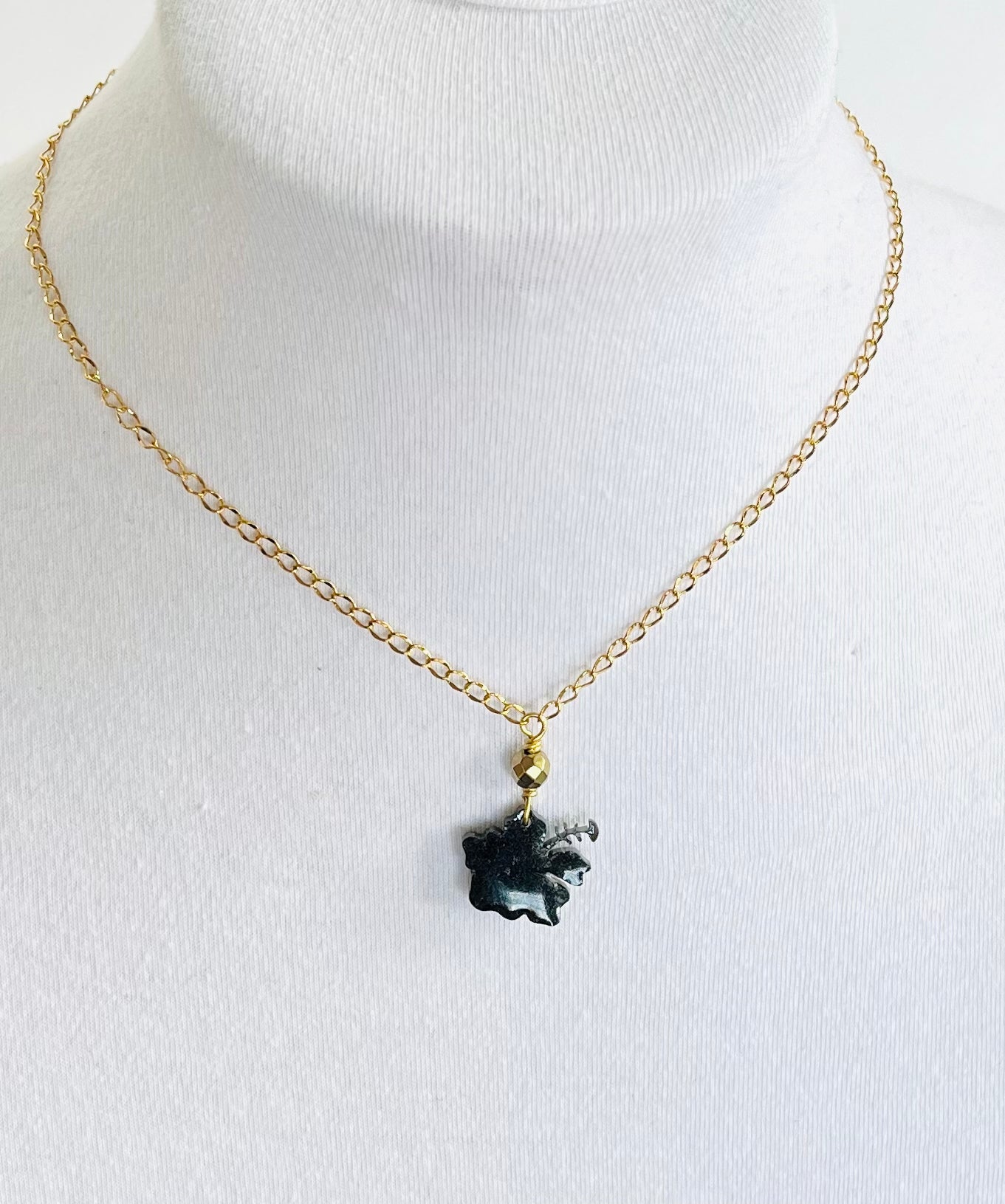 Collar en Acero Inoxidable 316 , con Colgante en Resina Flor Maga - K.Beloved LLC