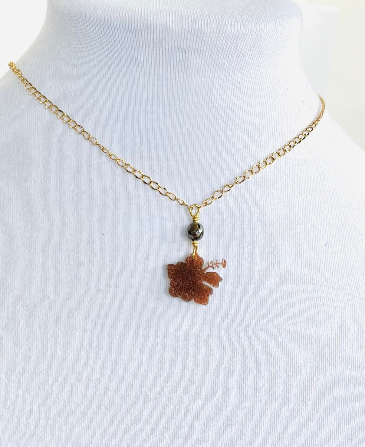 Collar en Acero Inoxidable con Colgante en Resina de Flor Maga color Marron - K.Beloved LLC
