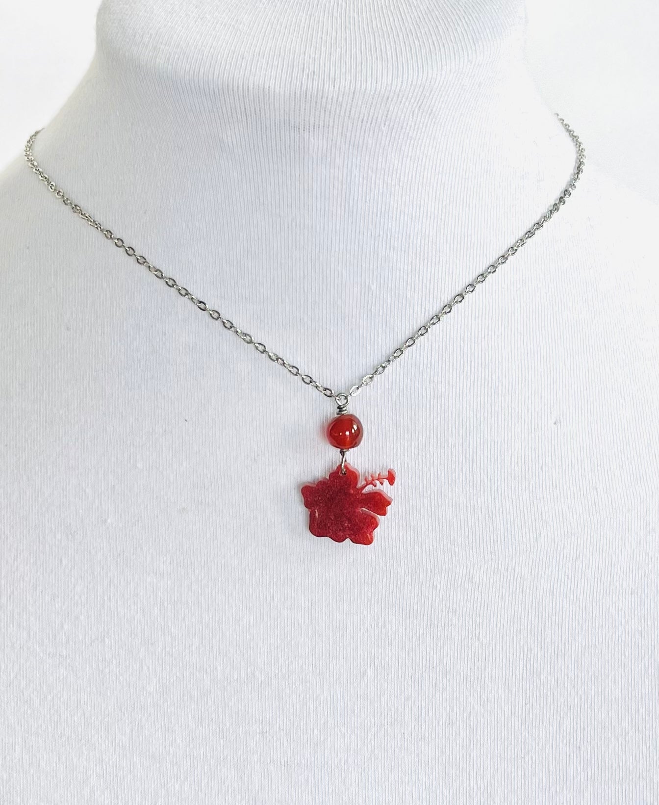 Collar en Acero Inoxidable con Colgante en Resina Flor Maga color Rojo Oscuro - K.Beloved LLC