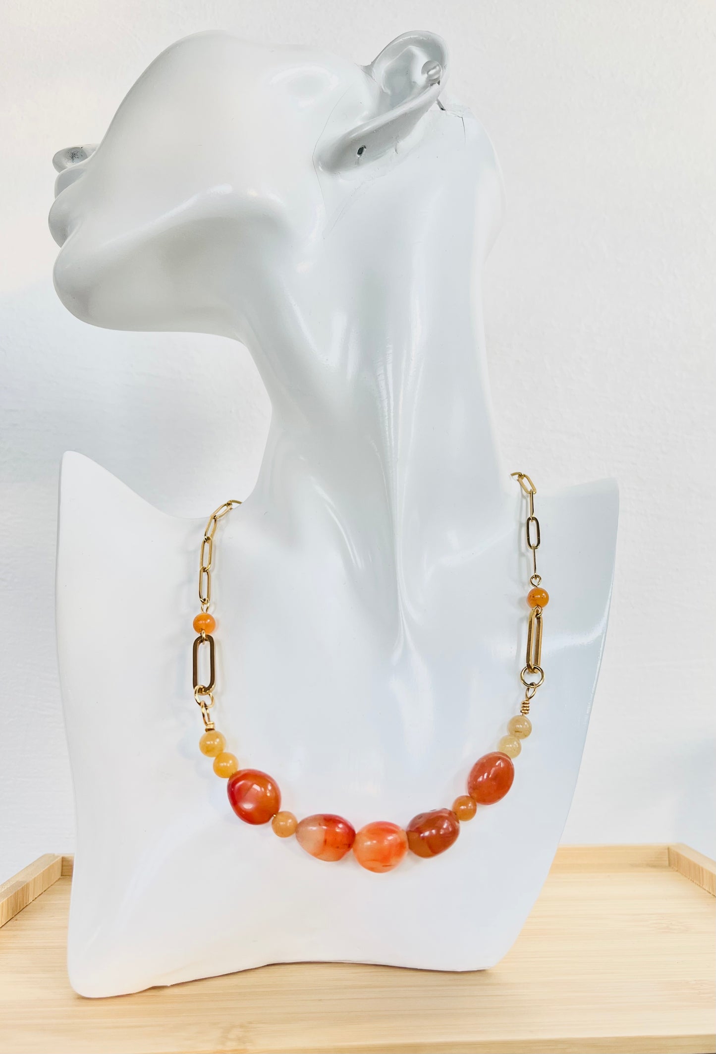 Collar en Acero inoxidable ,presenta unas piedras cornalina para agregar una explosión de color a tu look - K.Beloved LLC