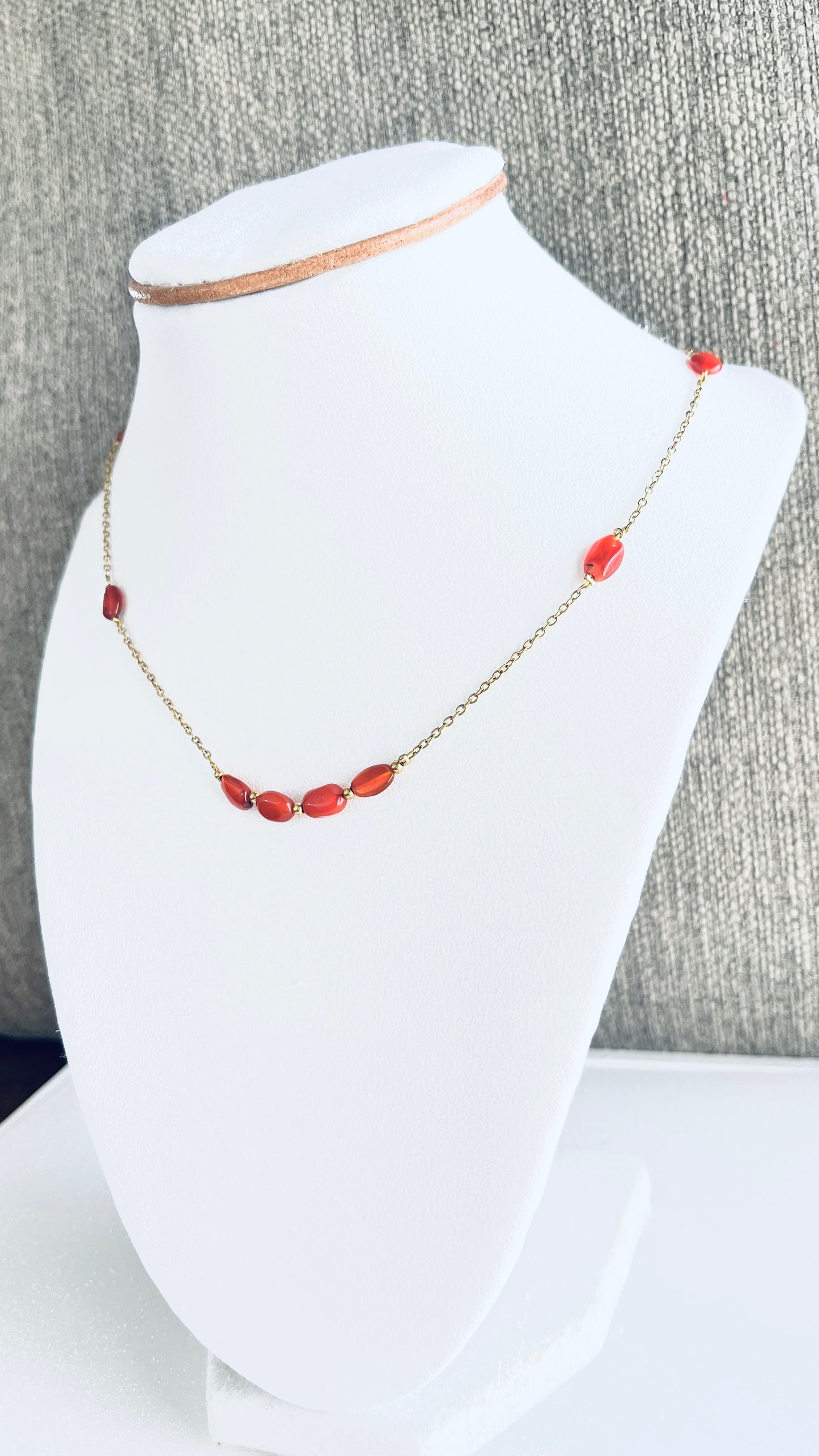 Sutileza y Energía: Collar de Acero con Delicadas Cornalinas - K.Beloved LLC